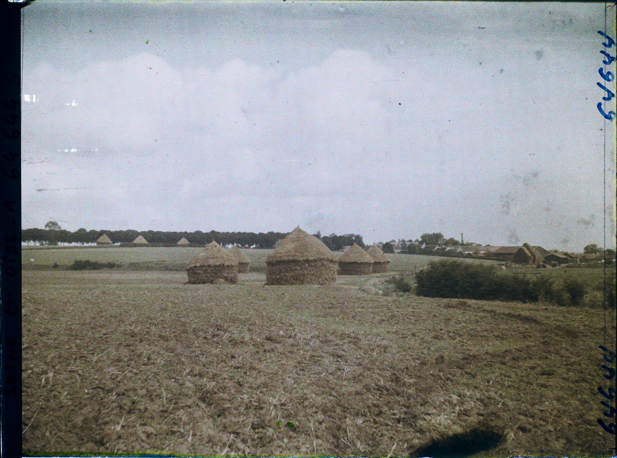 Image représentant Ile de France, Bouffémont, Meules de blé en avant du Village