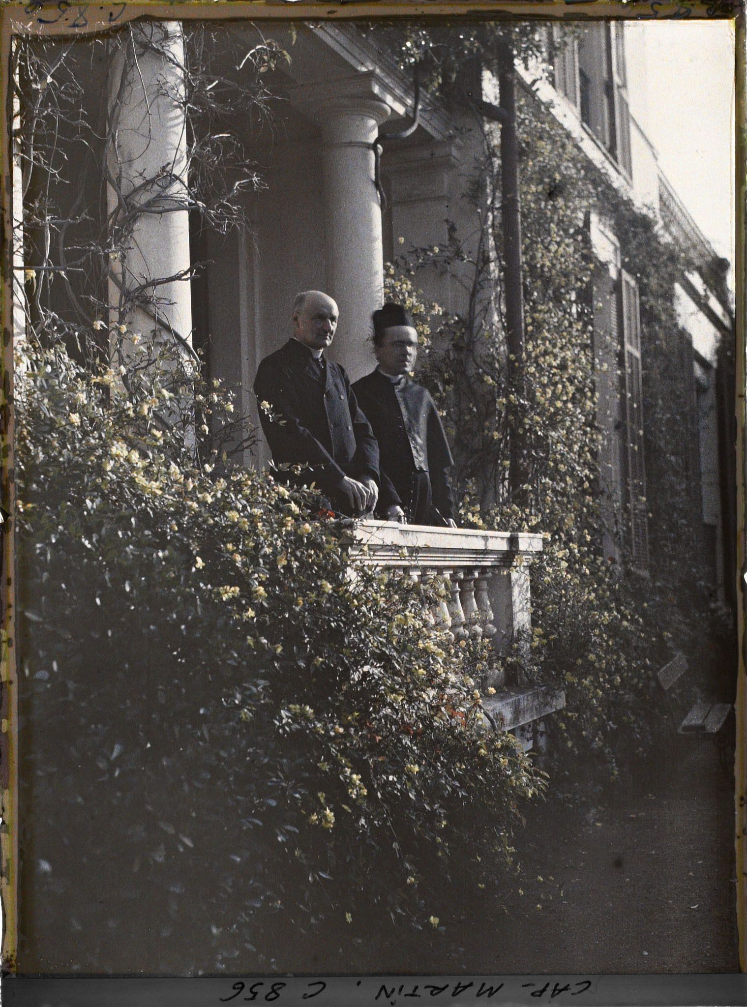 Image représentant Deux ecclésiastiques invités par Albert Kahn, sur le perron de la villa Miramar