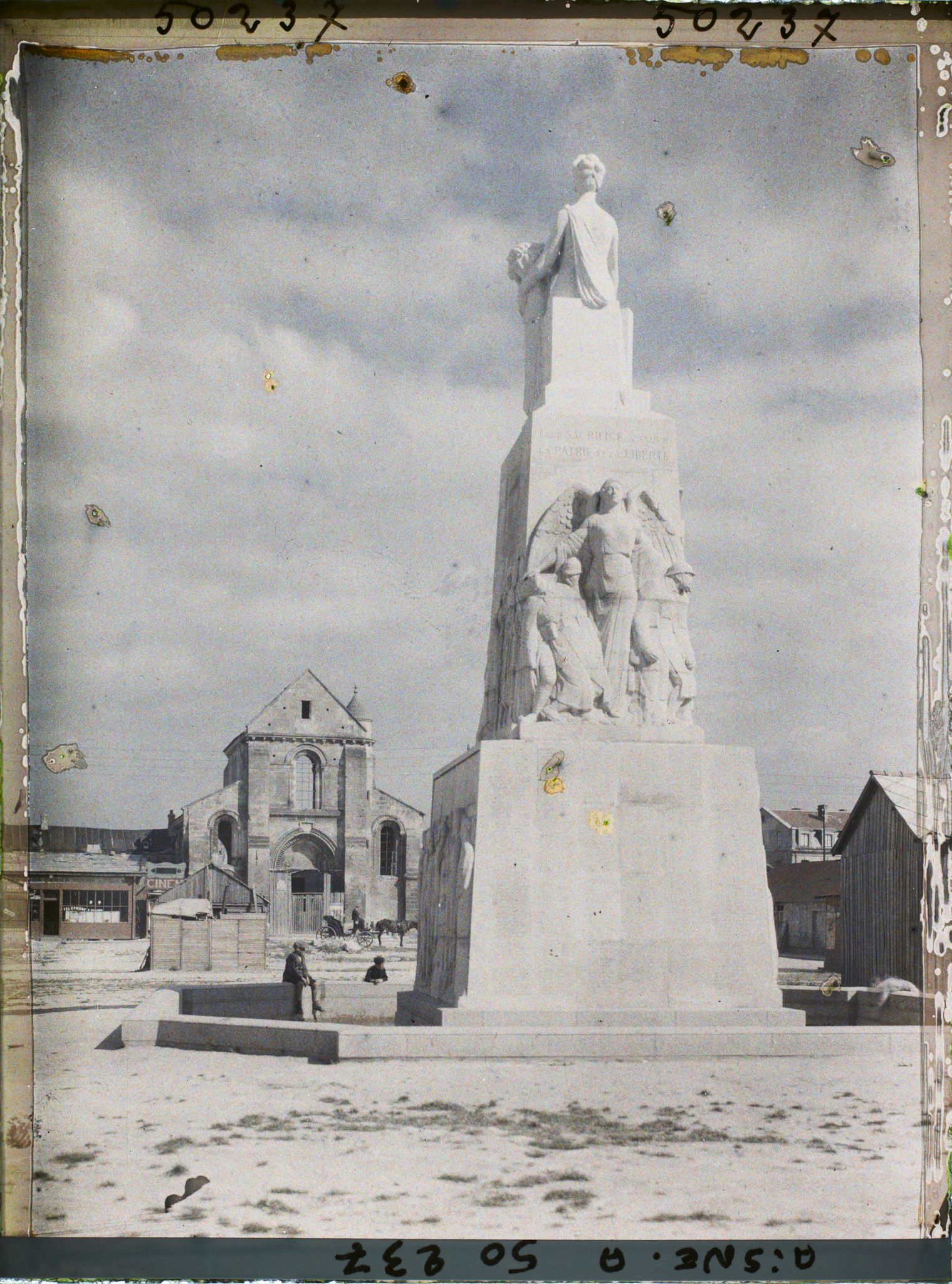 Image représentant France, Soissons, Monumt aux Morts et Eglise du Parvis St Pierre