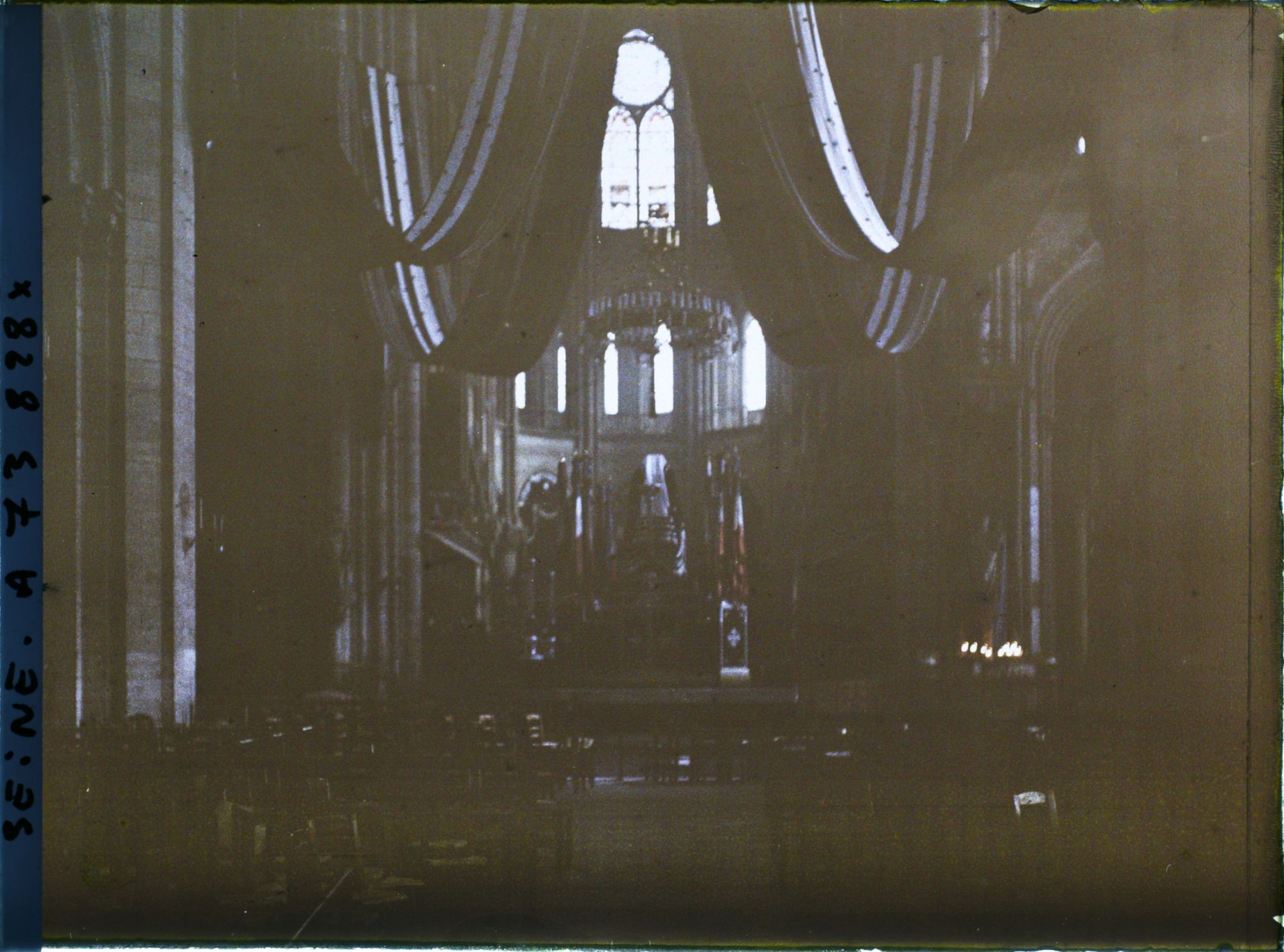 Image représentant Le catafalque du maréchal Foch dans le chœur de Notre-Dame