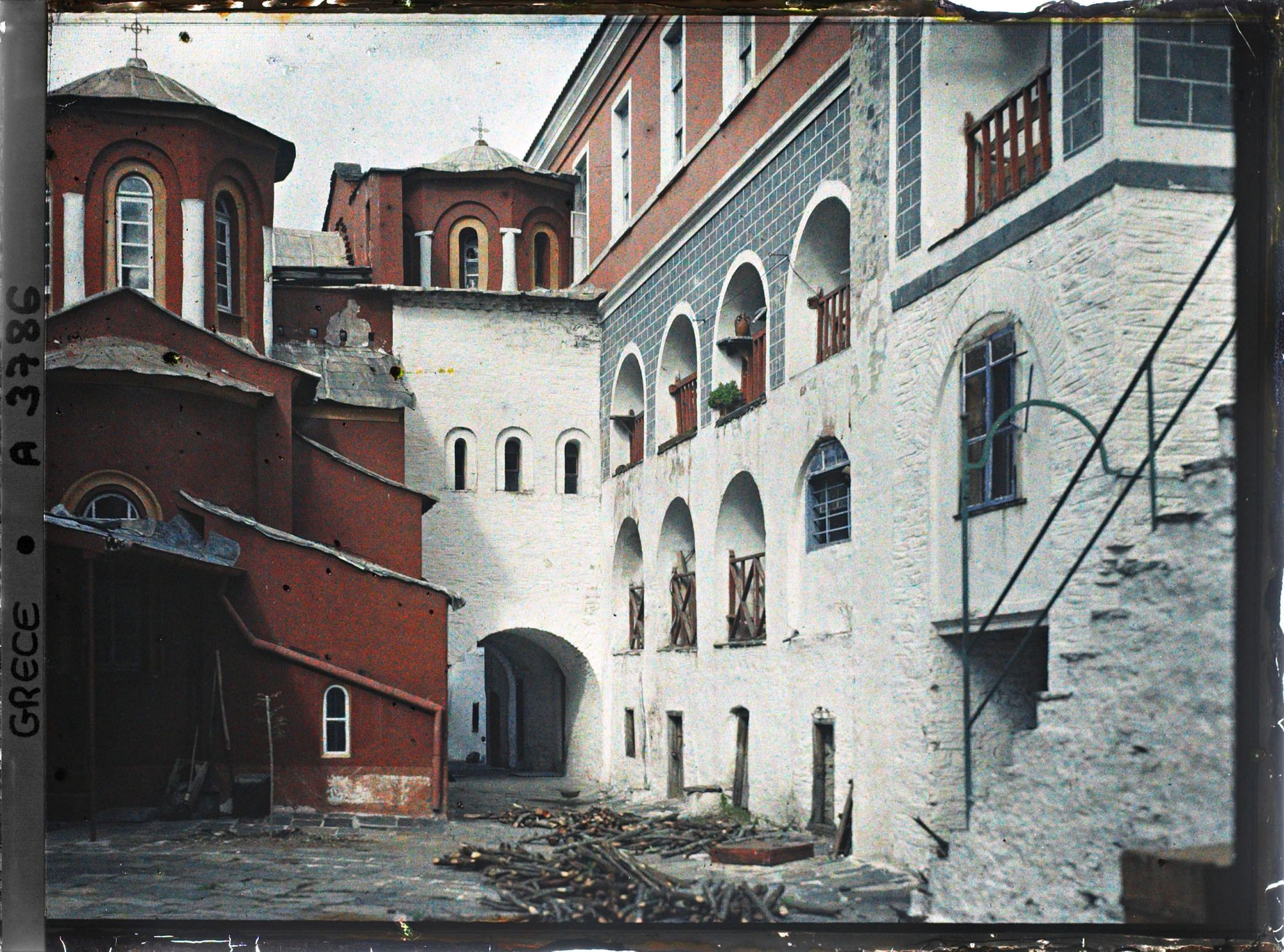 Image représentant Mont-Athos, Vatopediou, Un coin du Monastère