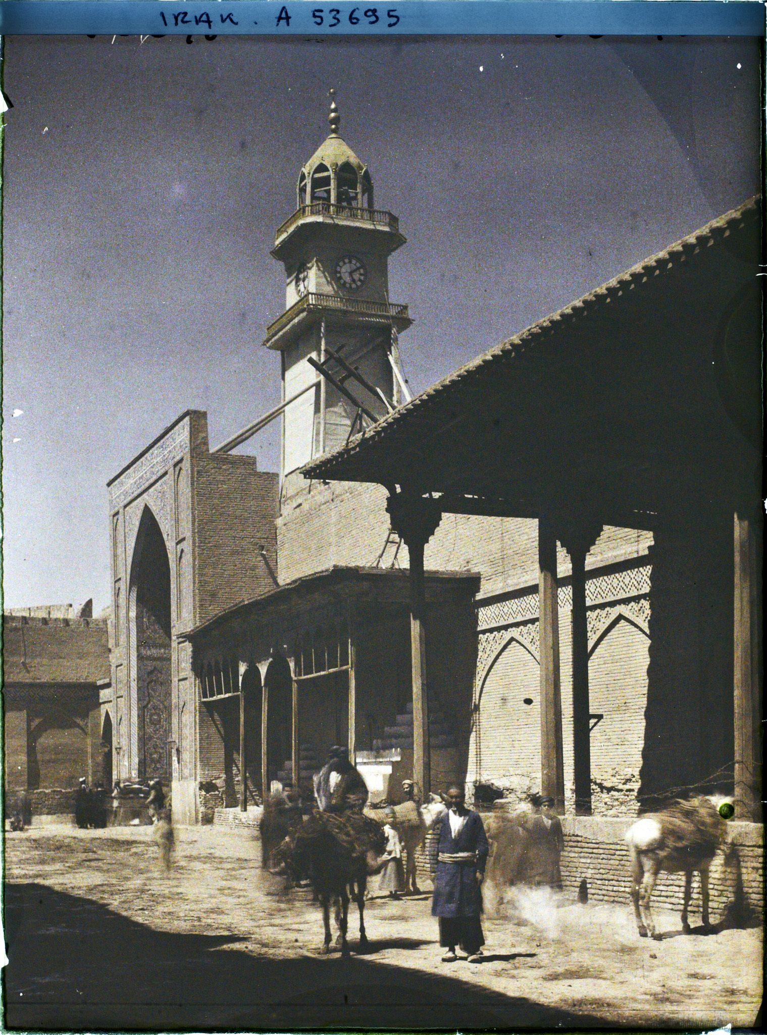 Image représentant Porte sud de la grande mosquée chiite d'Al Kazimiya (XVIe s), avec sa tour d'horloge