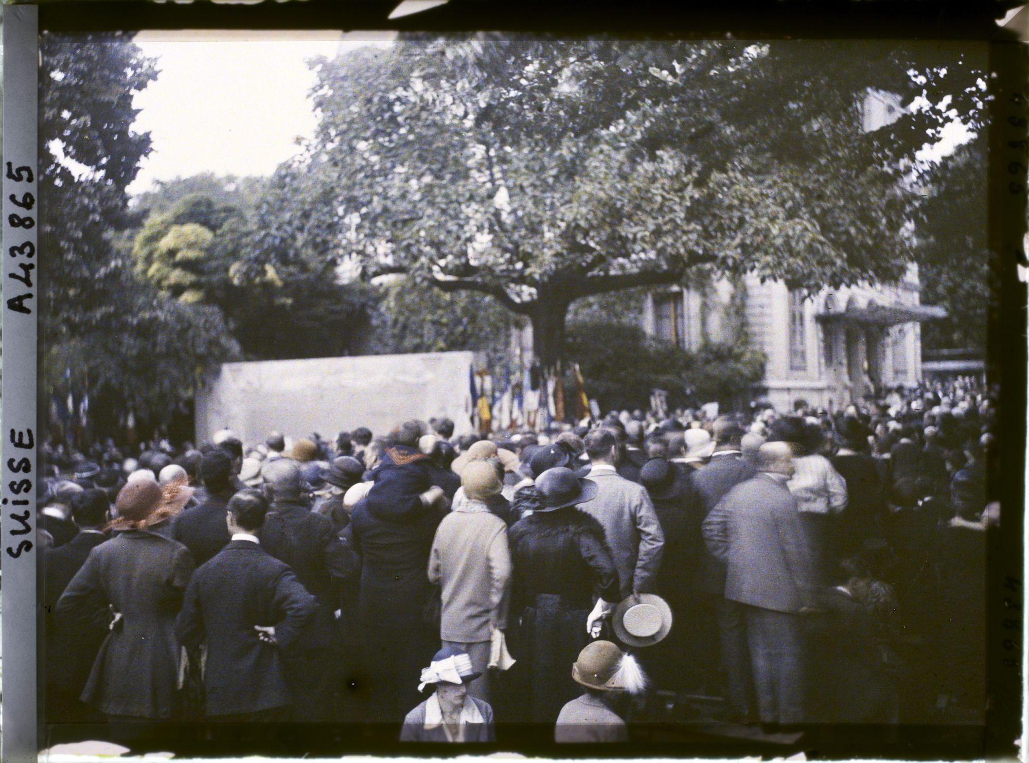Image représentant Cinquième assemblée annuelle de la Société des Nations (SDN) à Genève. Inauguration du monument aux morts dans le jardin du consulat de France, rue Sénebier