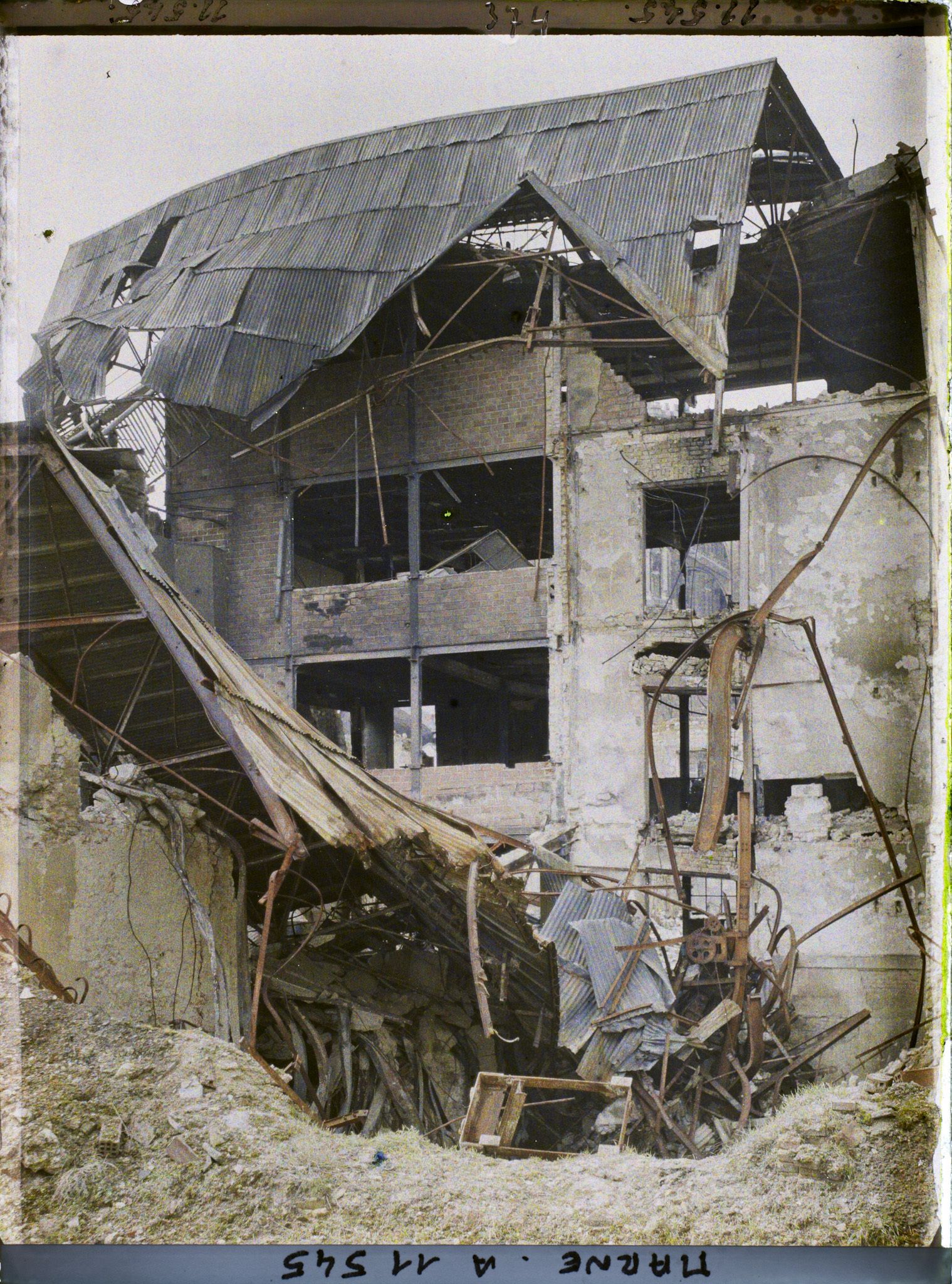 Image représentant Usine Saint-Frère en ruine, rue Eugène Desteuque