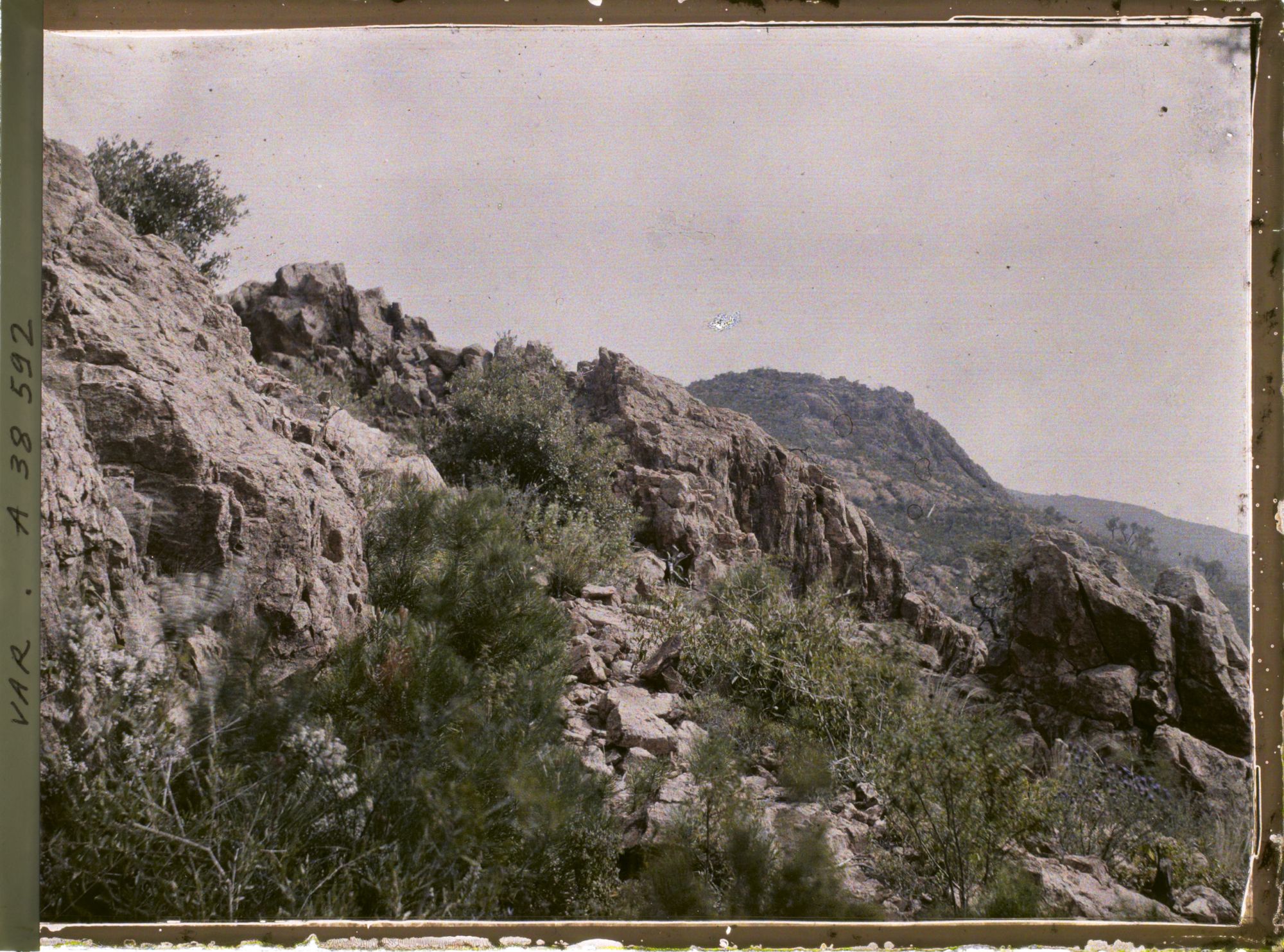 Image représentant Les roches rouges ; au fond, la montagne du Trayas
