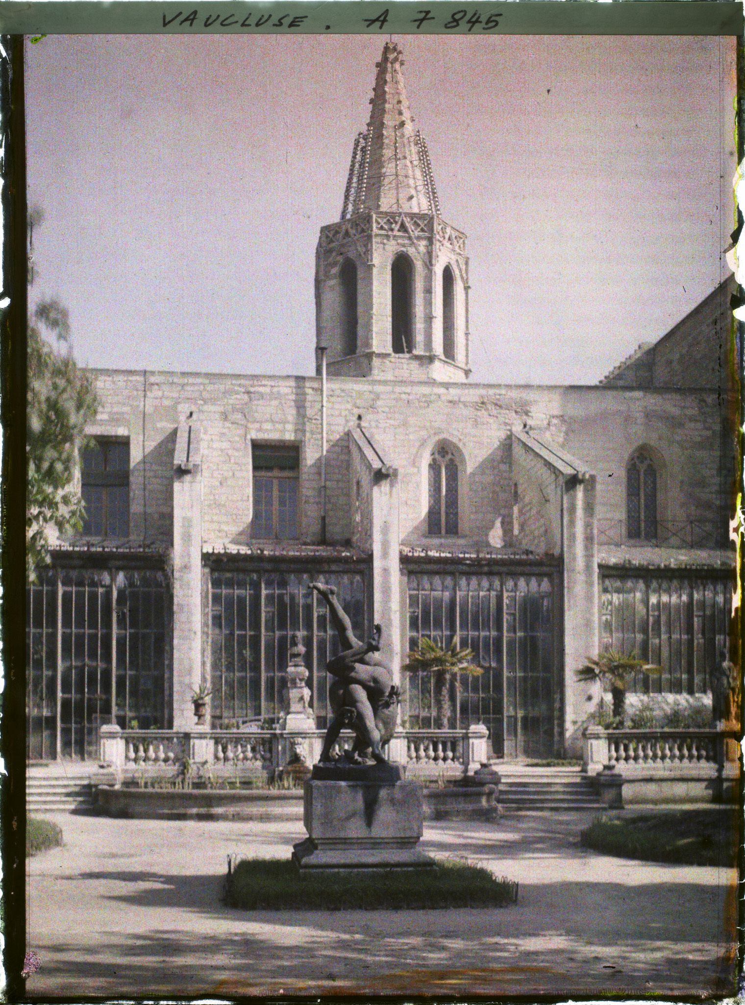 Image représentant Le cloître de l'église Saint-Martial, devenue Temple Protestant