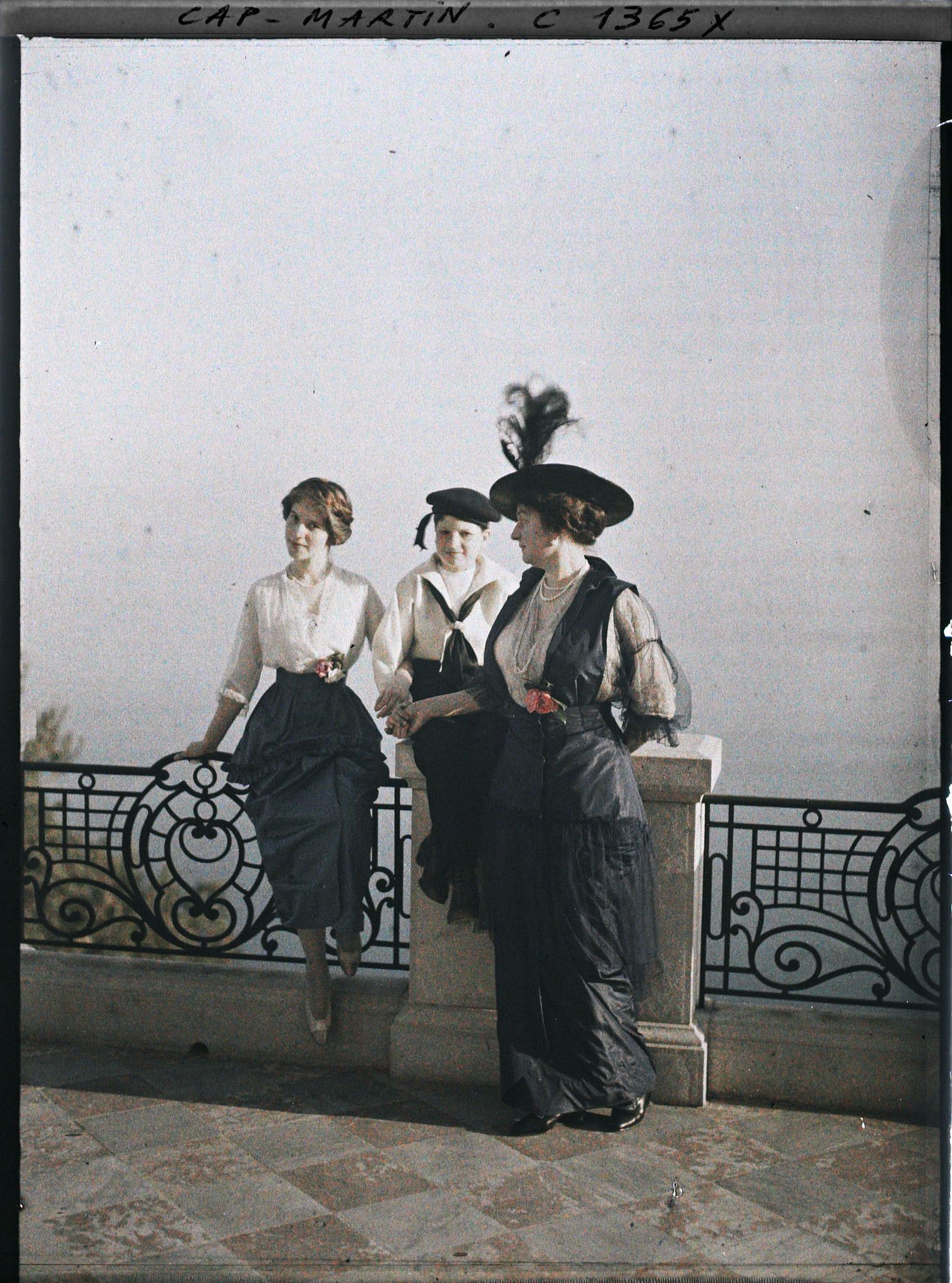 Image représentant La baronne Bertha von Schoen, sa fille Marie-Yvonne et son neveu Friedwil von Seckendorff-Aberdar sur la terrasse de la villa Kahn