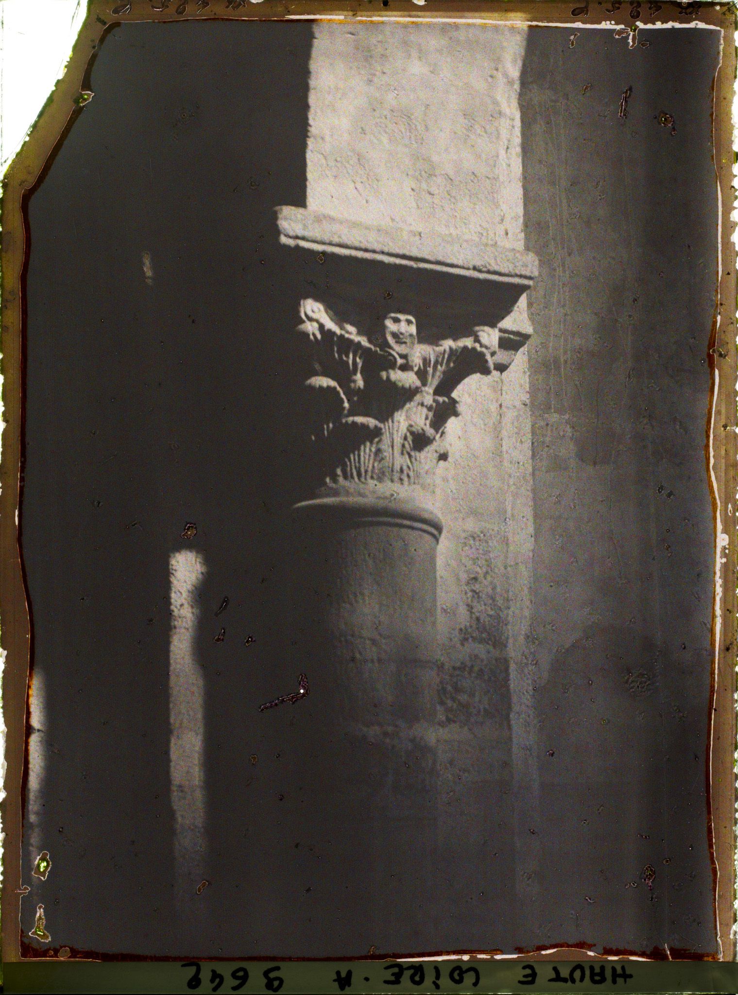 Image représentant Détail de l'un des chapiteaux du narthex de la basilique Saint-Julien