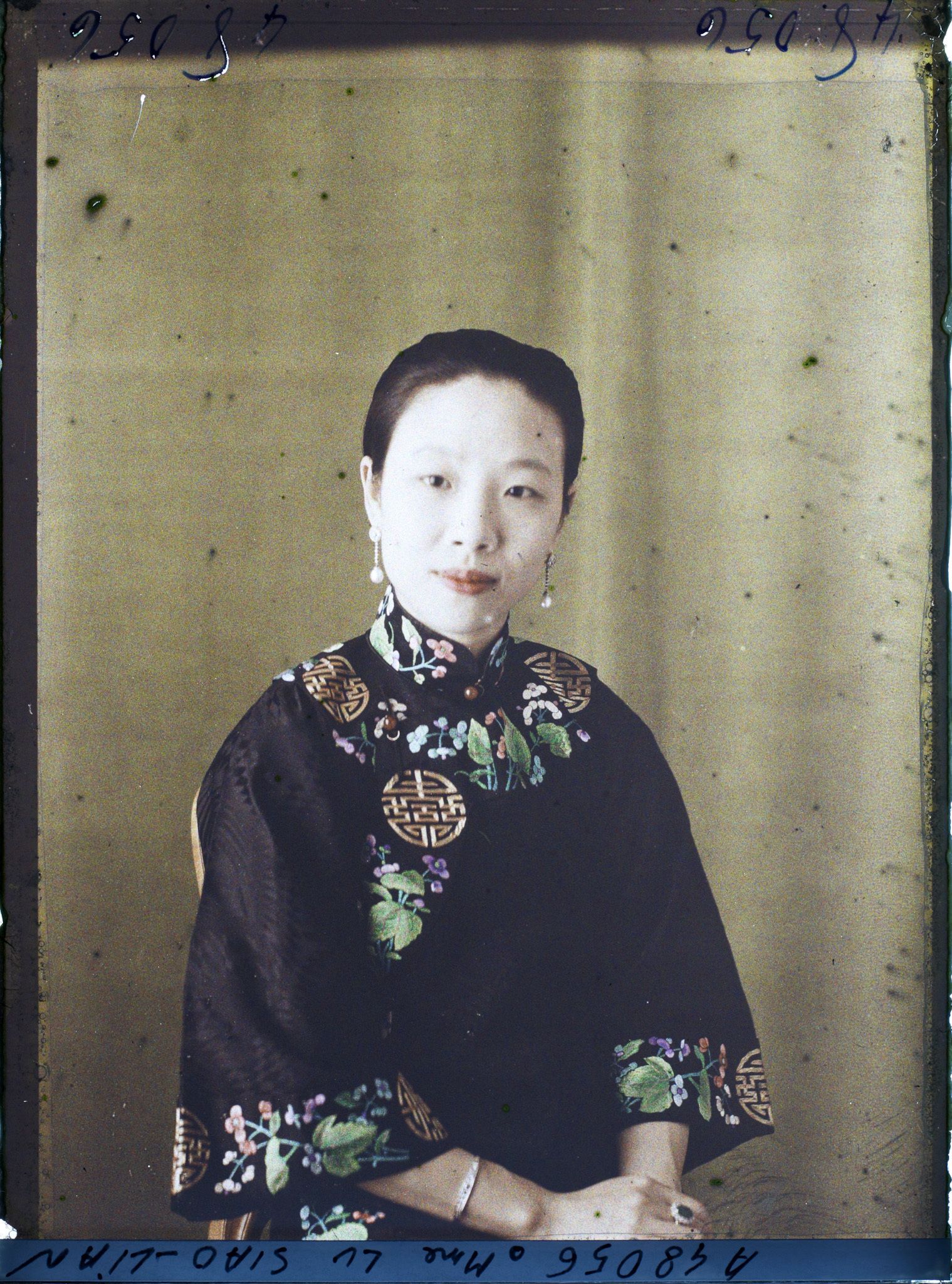 Image représentant https://musee-albert-kahn.s-museum.fr/home/NWQ2OTAwYzNmYjZlZTk1ZWQwODJmMjY4L2dlbmVyaWMtbm90aWNlLXRhYi9hdXRob3JpdHkvNjE3YTc5ZjVjZjhiODk2OGIzMzM3ZDIx/5d6900c3fb6ee95ed082f268/generic-notice-tab/authority/617a79ebcf8b8968b333729d Madame Saiu-Lian Lu