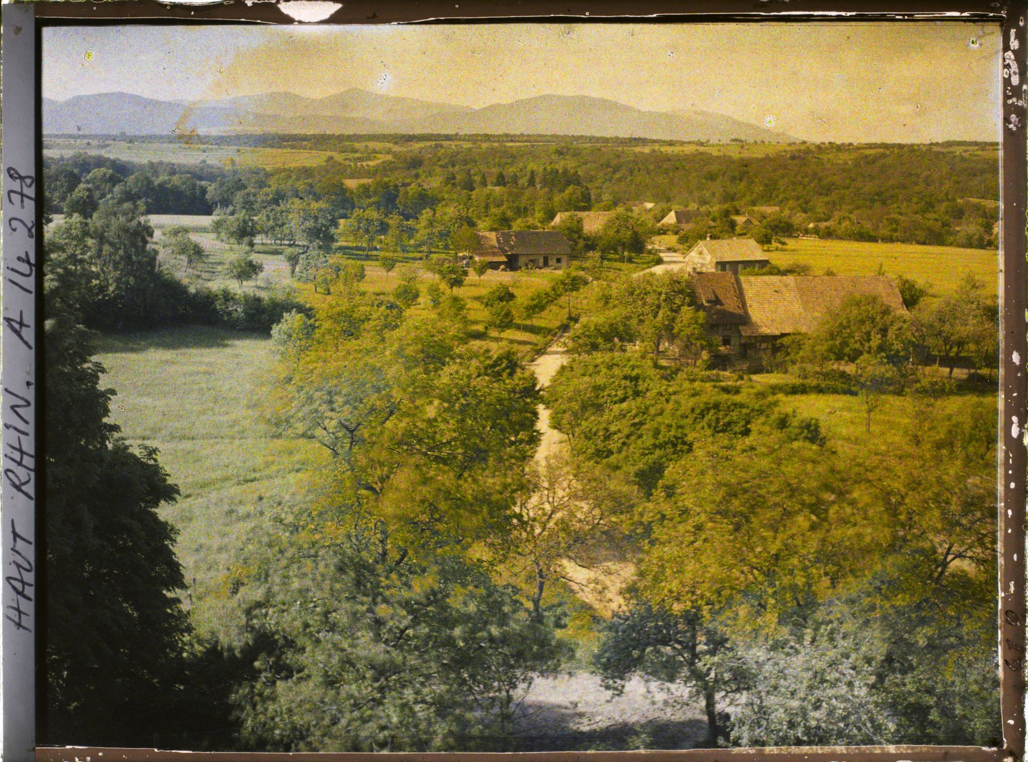 Image représentant Alsace, Bretten, Vue prise du Clocher de St Cosme vers les Vosges, au fond, le Vieil Armand