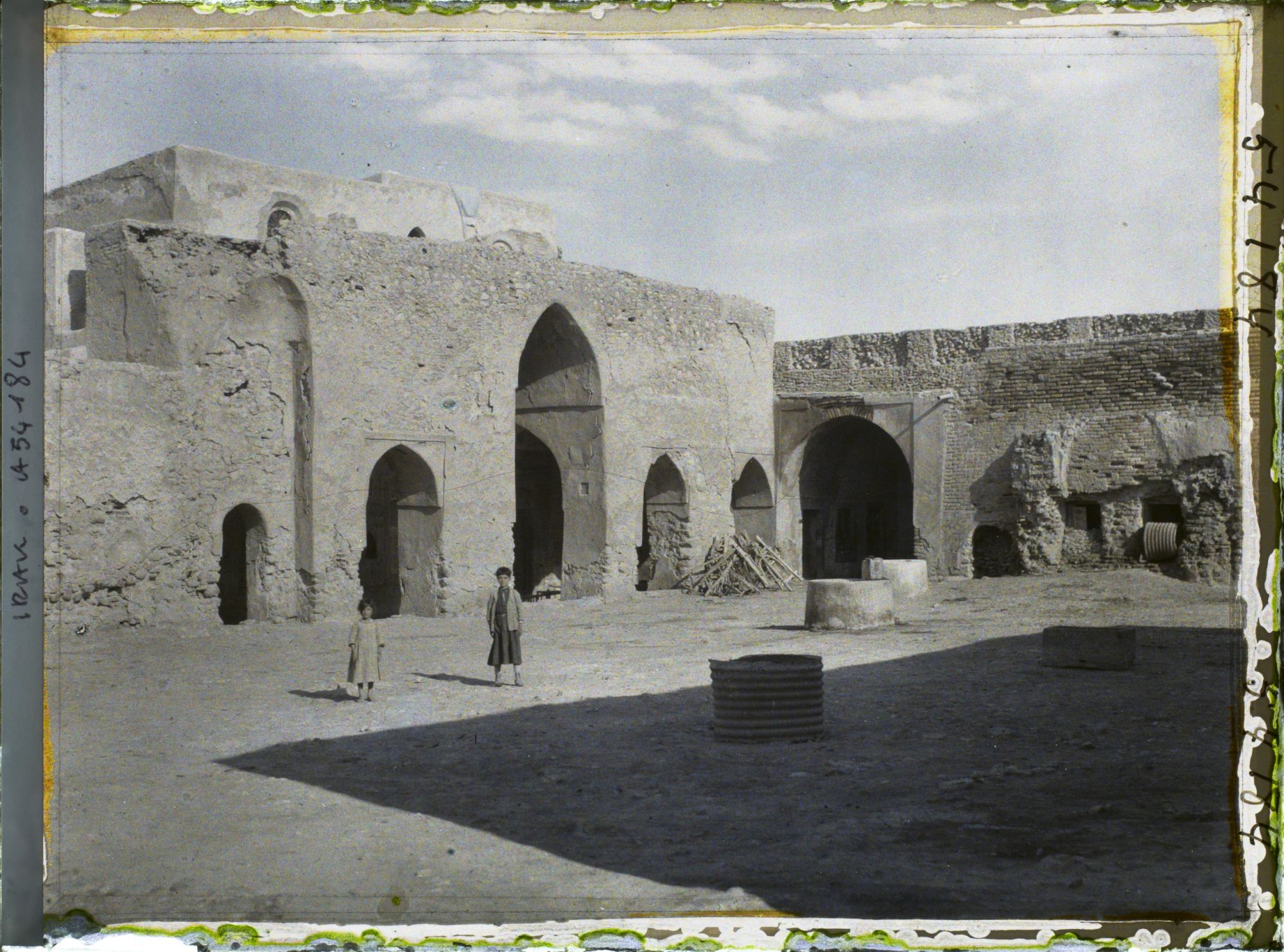 Image représentant La cour de l'église de Mar Behnam (IVe siècle)