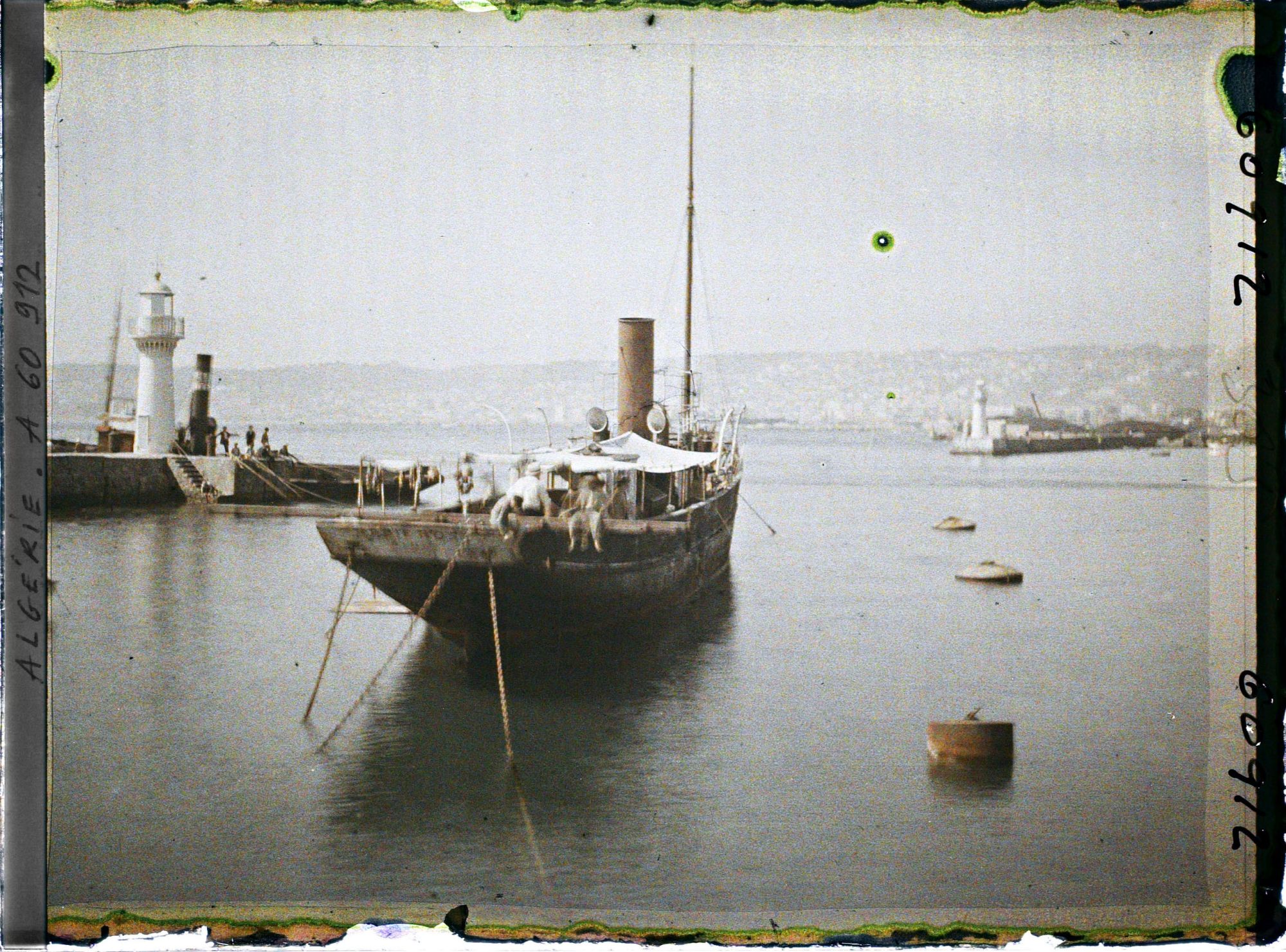 Image représentant Un bateau à l'entrée du port