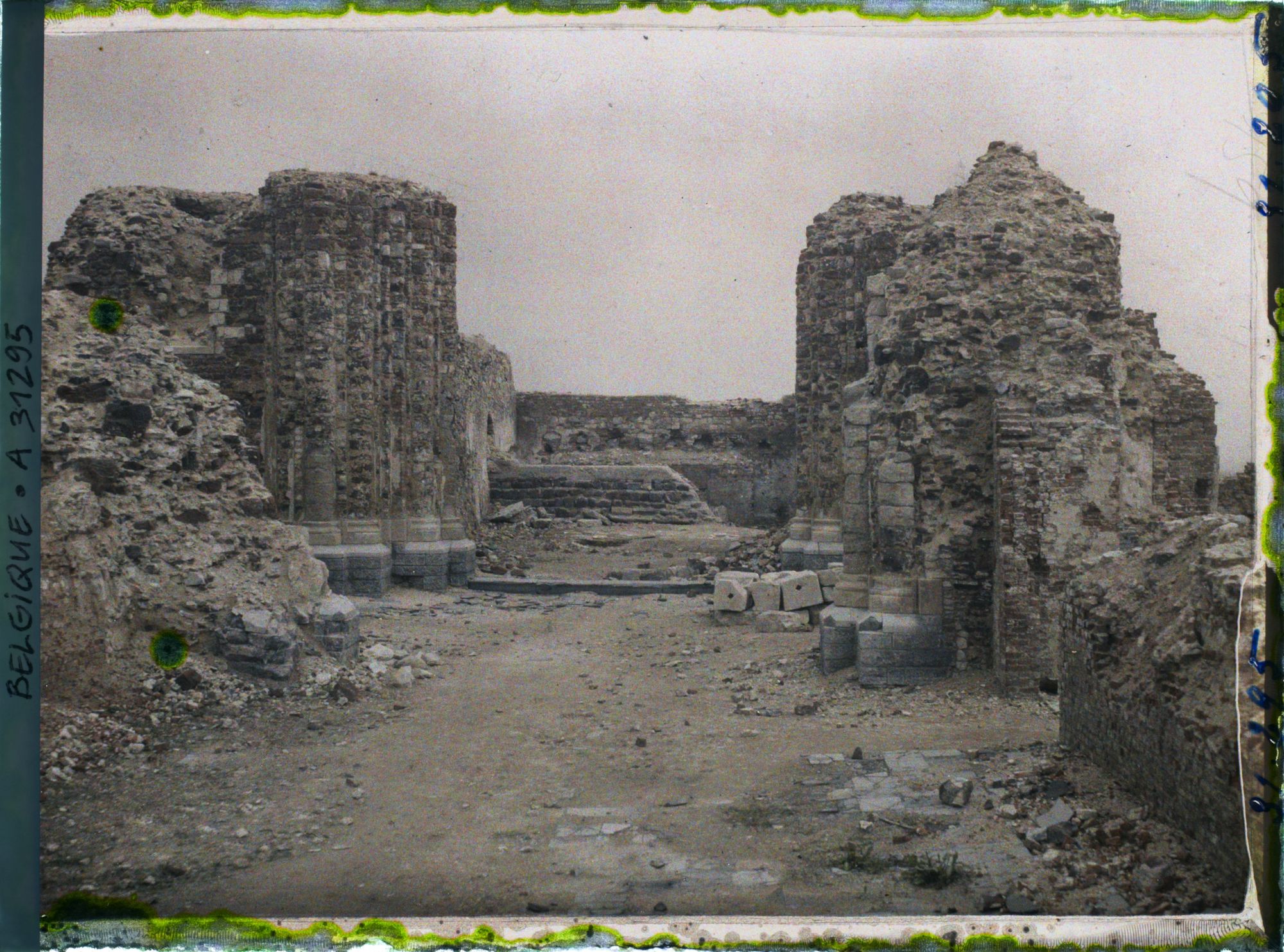 Image représentant Belgique, Messines, Ruines de la nef de l'Eglise