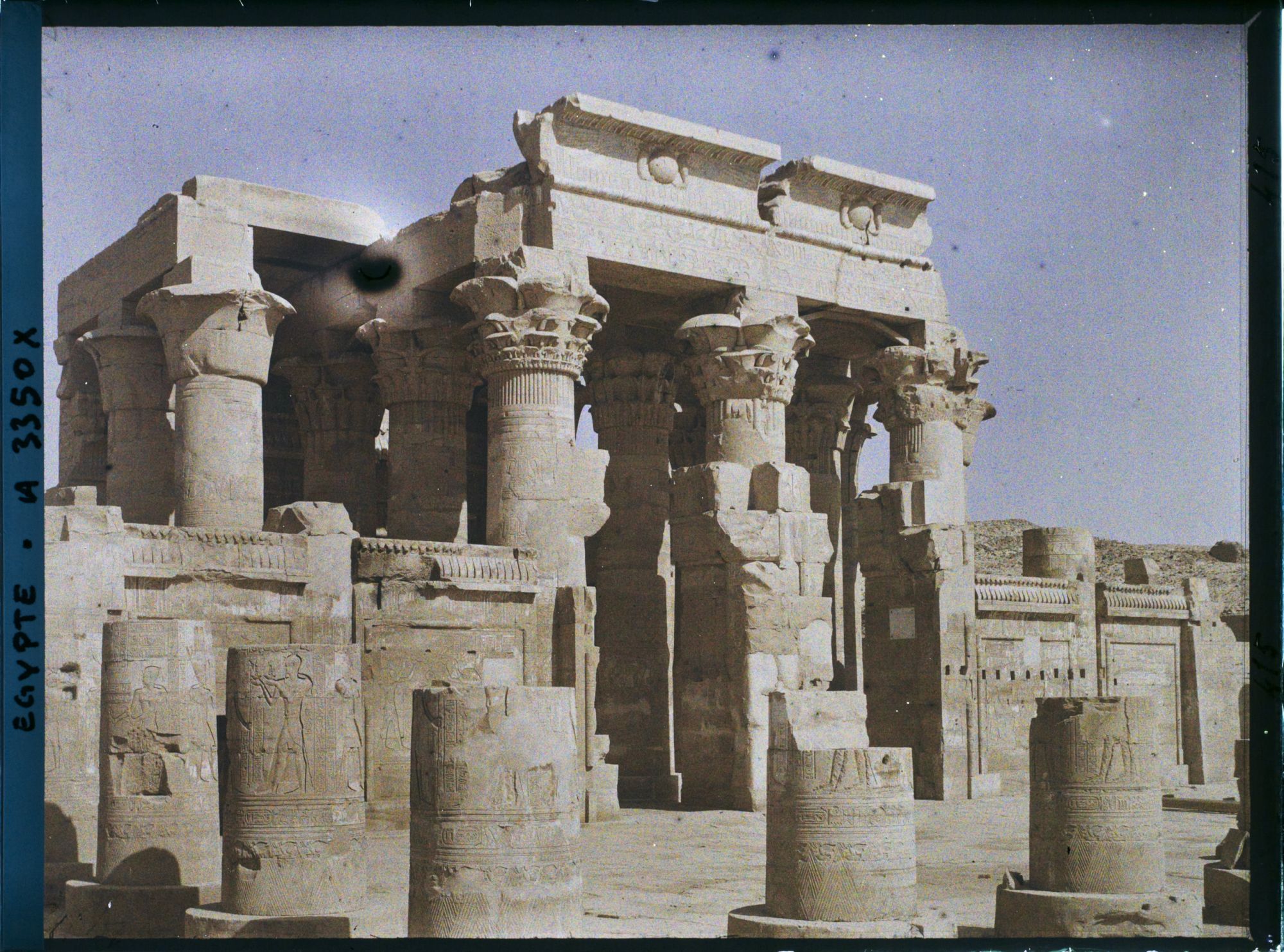 Image représentant Salle hypostyle de côté vue de la cour d'entrée du temple de Kom Ombo