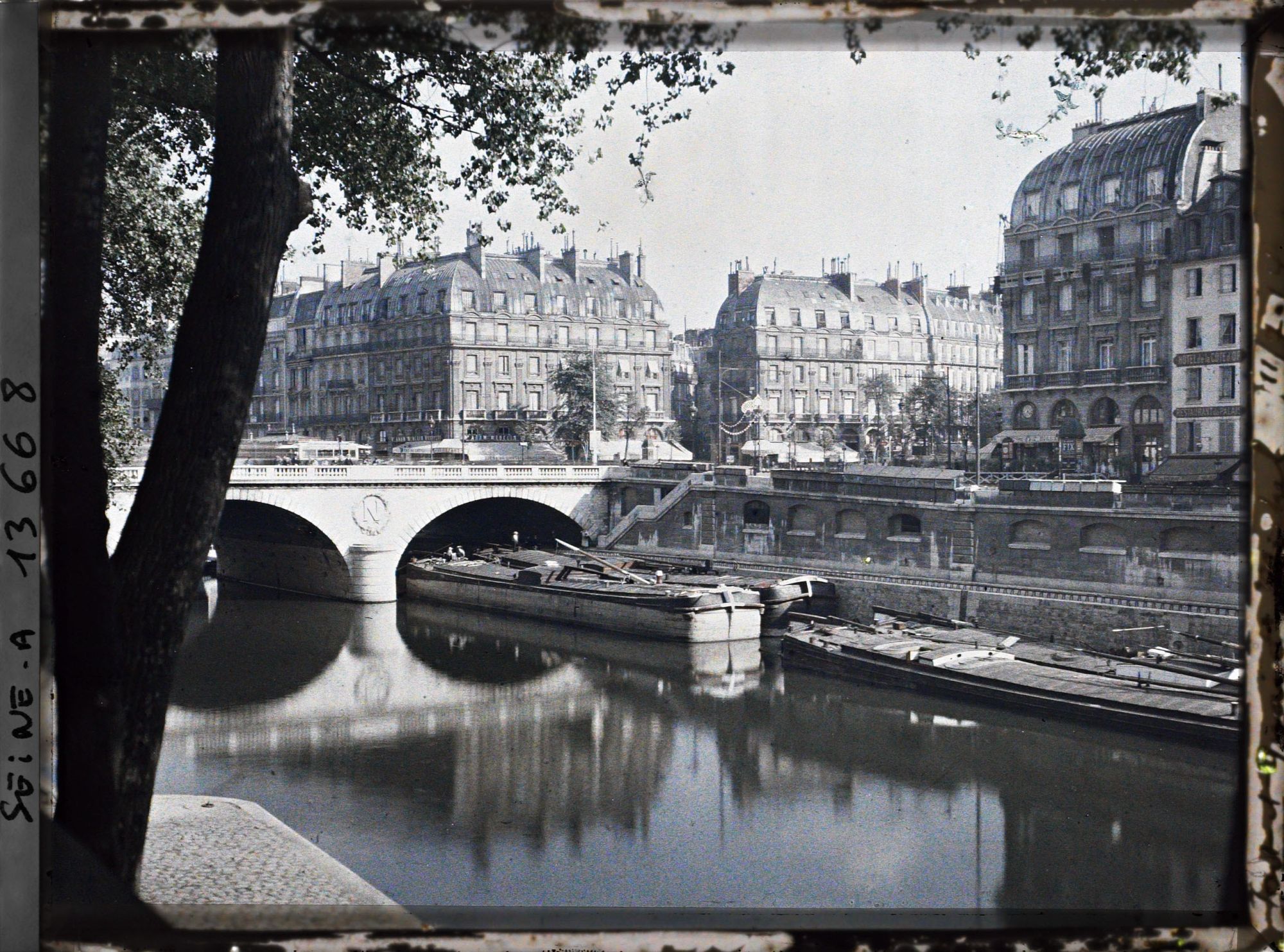 Image représentant Le pont Saint-Michel et le quai des Grands Augustins vus du quai des Orfèvres