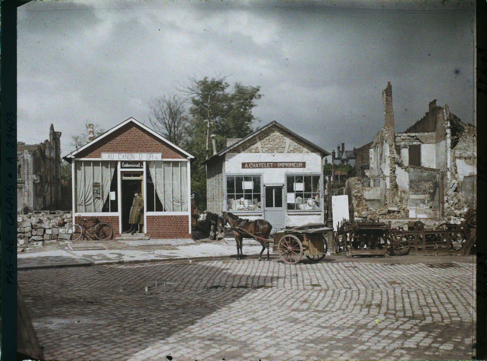 Image représentant France, Béthune, Ruines et magasin dans les baraques