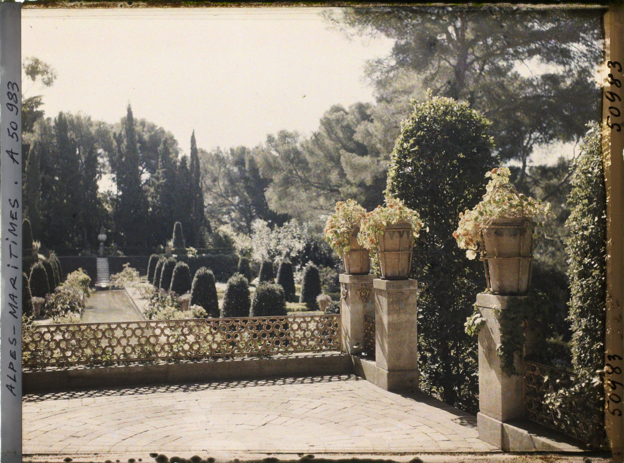 Image représentant Le bassin d'eau du jardin persan de la villa Cypris, vu vers l'Est depuis un belvédère sculpté