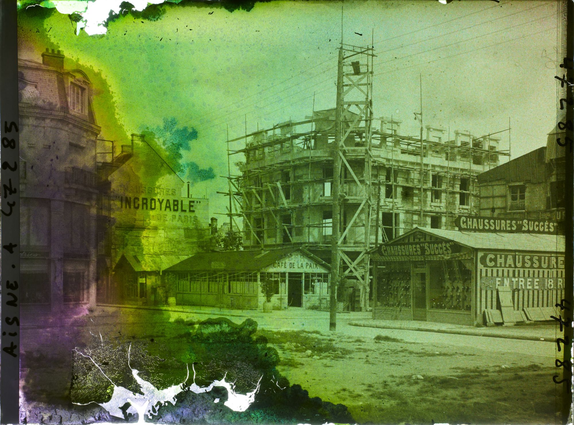 Image représentant La boutique Chaussures Succès et le café de la paix, rue du Commerce