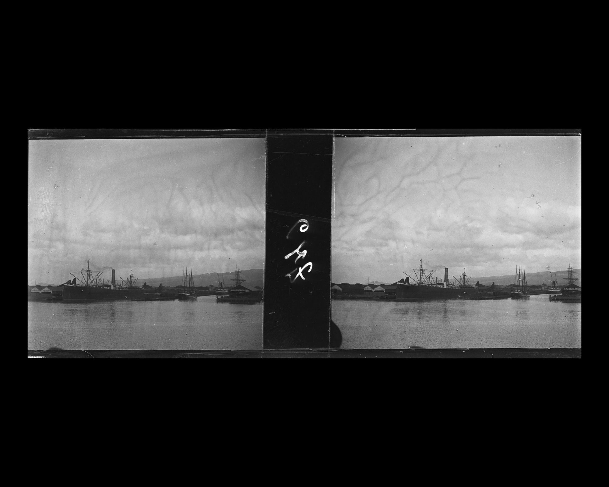 Image représentant Vue du port d'Honolulu depuis le Mongolia, prise probablement au moment du départ