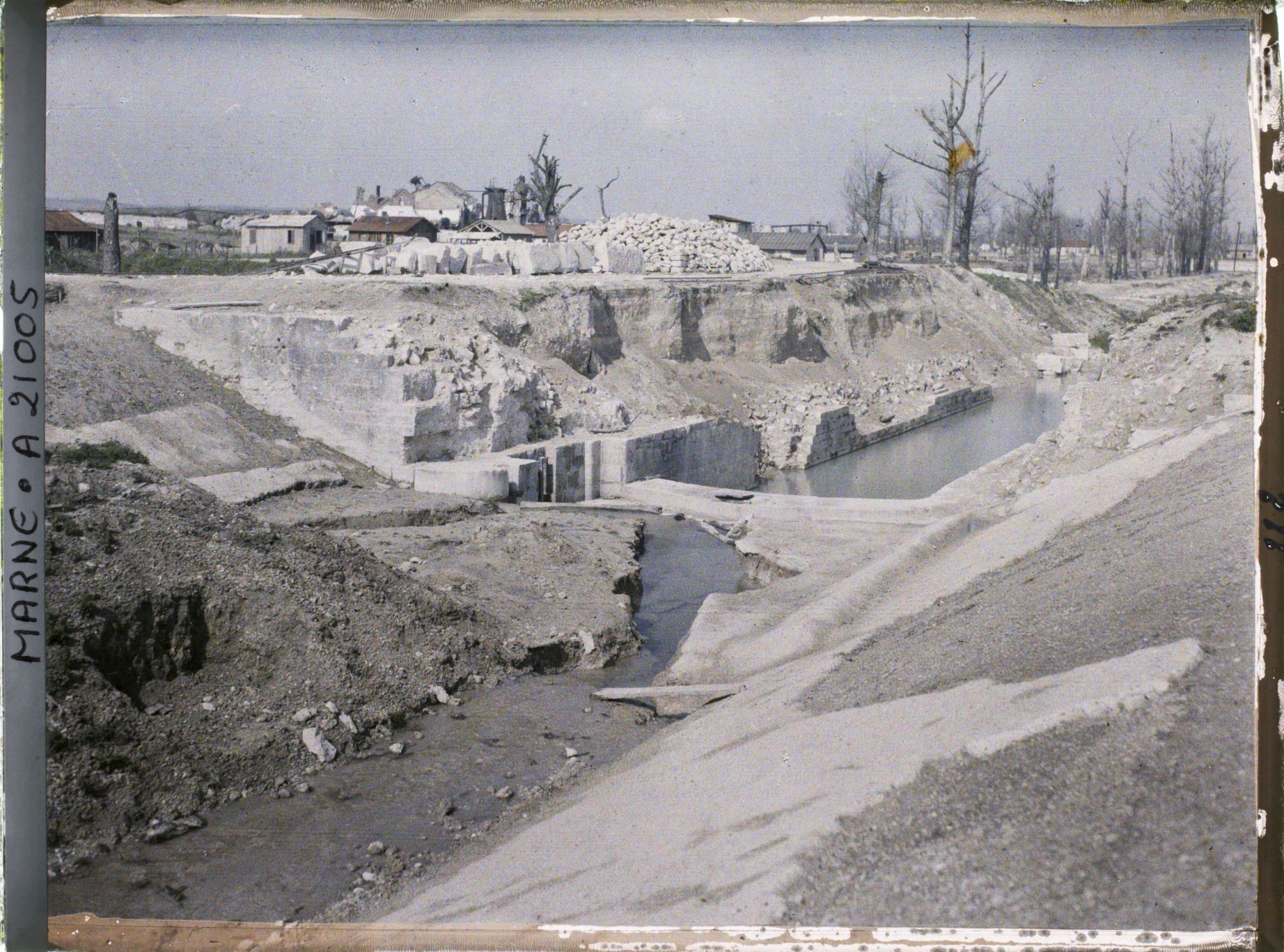 Image représentant France, Loivre, Ecluse "  des Fontaines "   s/ le Canal