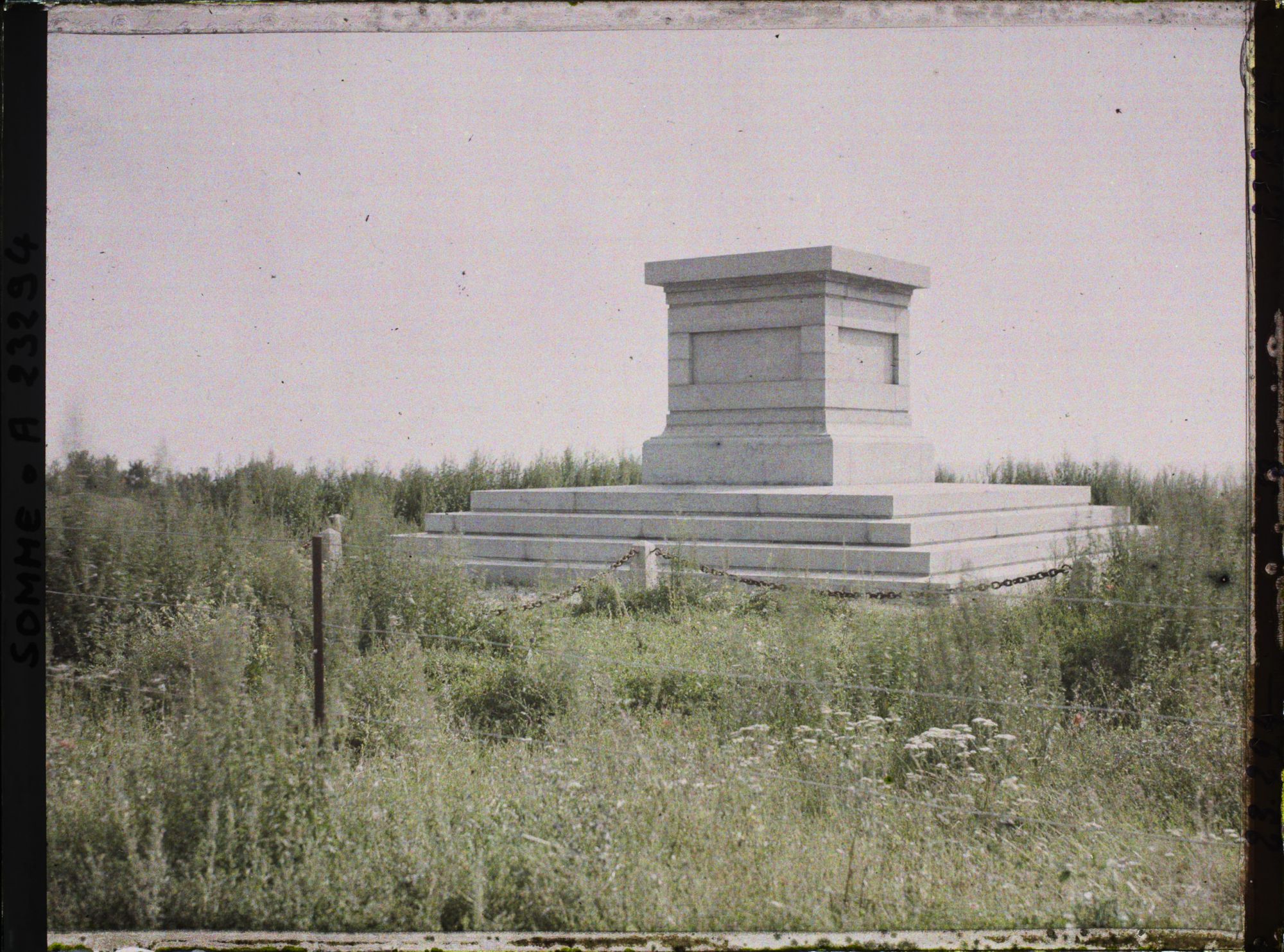 Image représentant France, Mt St Quentin, Socle du futur monument Australien