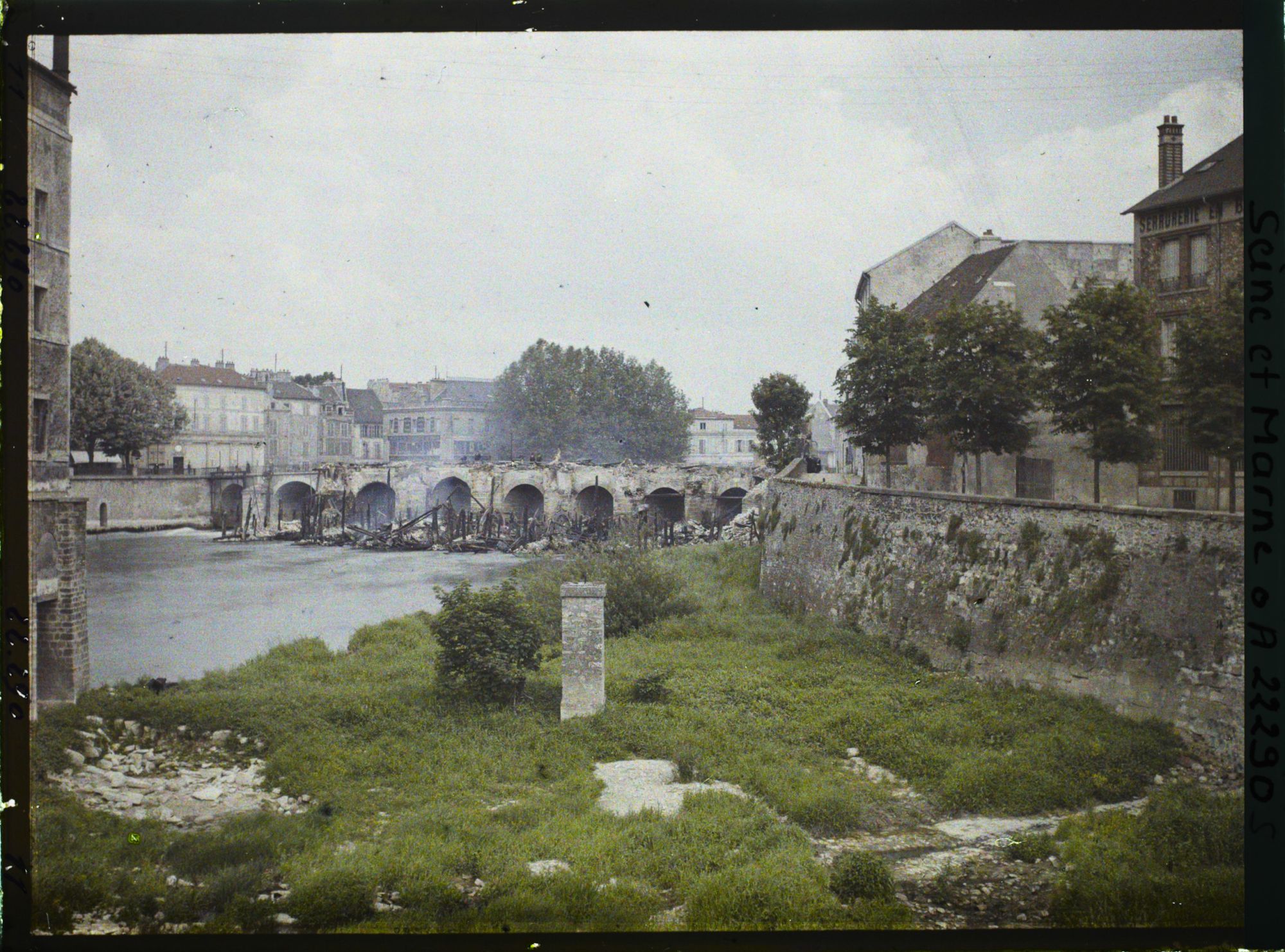 Image représentant La Marne vue de la rive gauche, au fond, les moulins incendiés