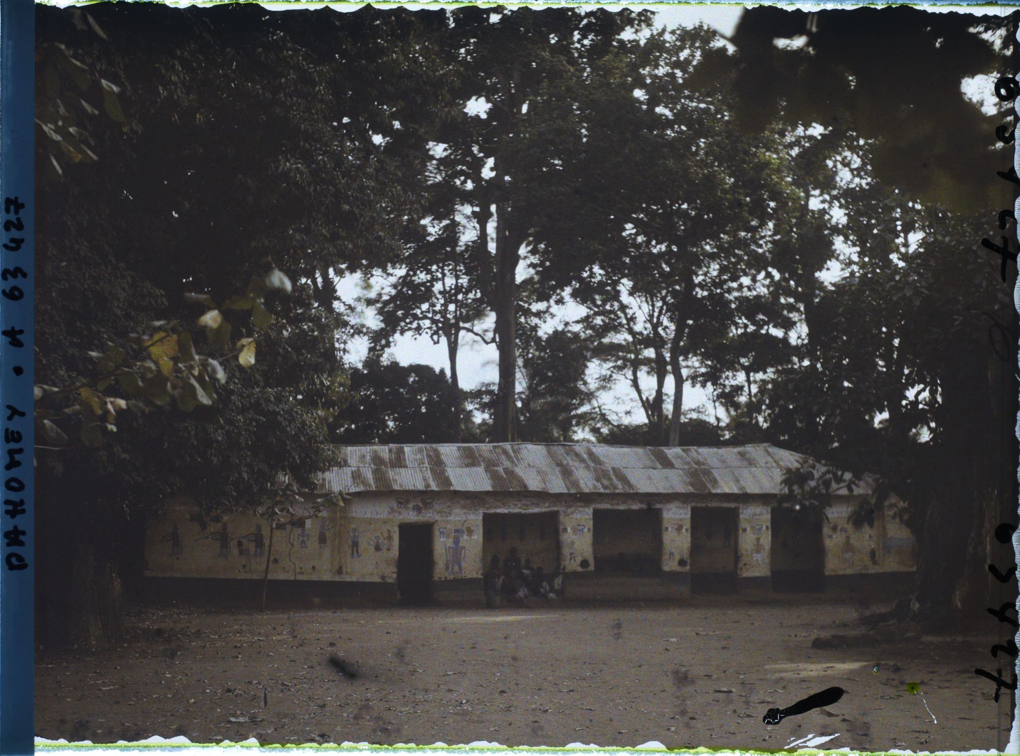 Image représentant Case du fétiche Homgbo (?) adossée à l'enclos sacré