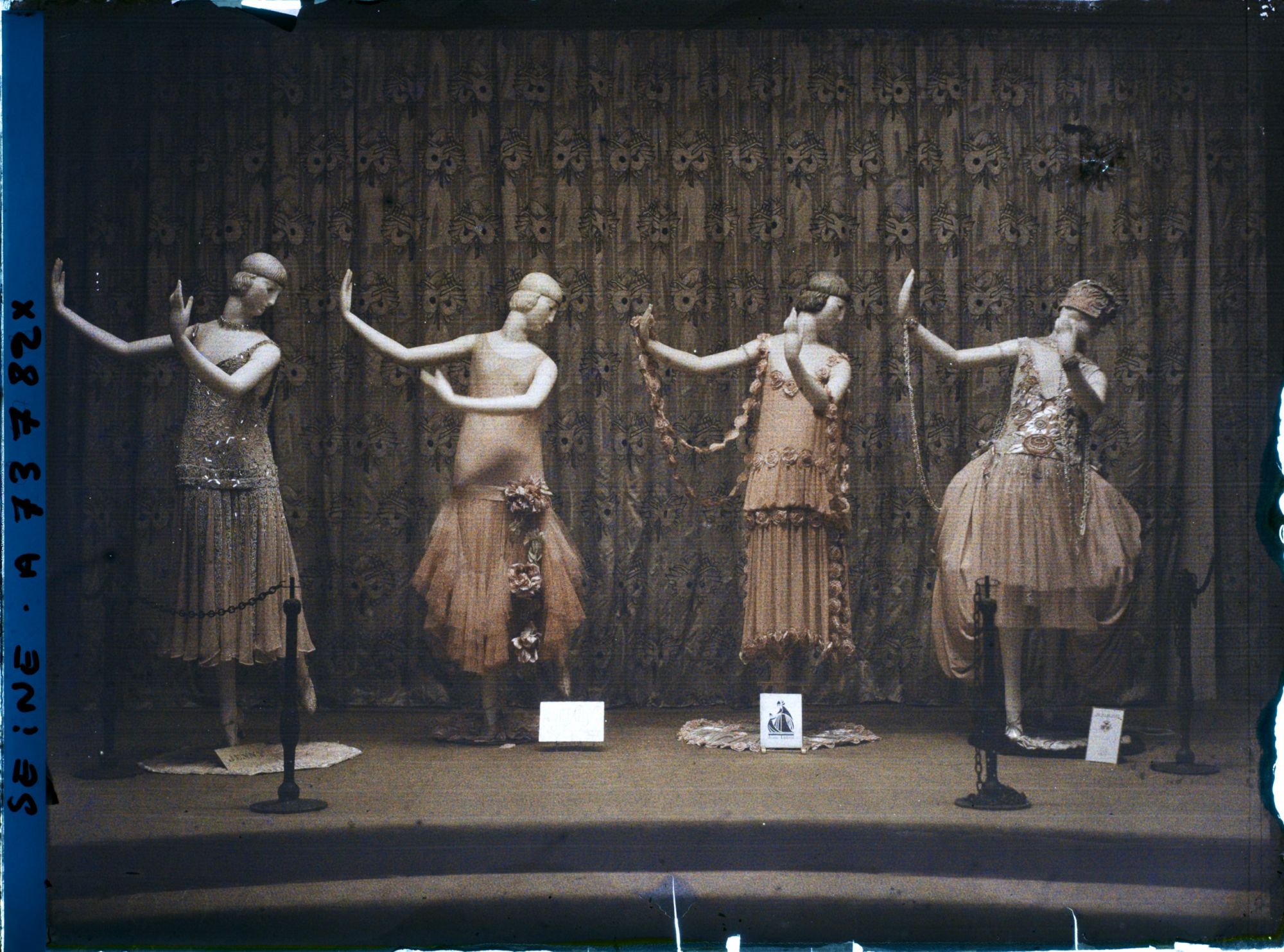 Image représentant L'Exposition des arts décoratifs, Costumes de scène, classe 24, théâtre, dans le Grand Palais