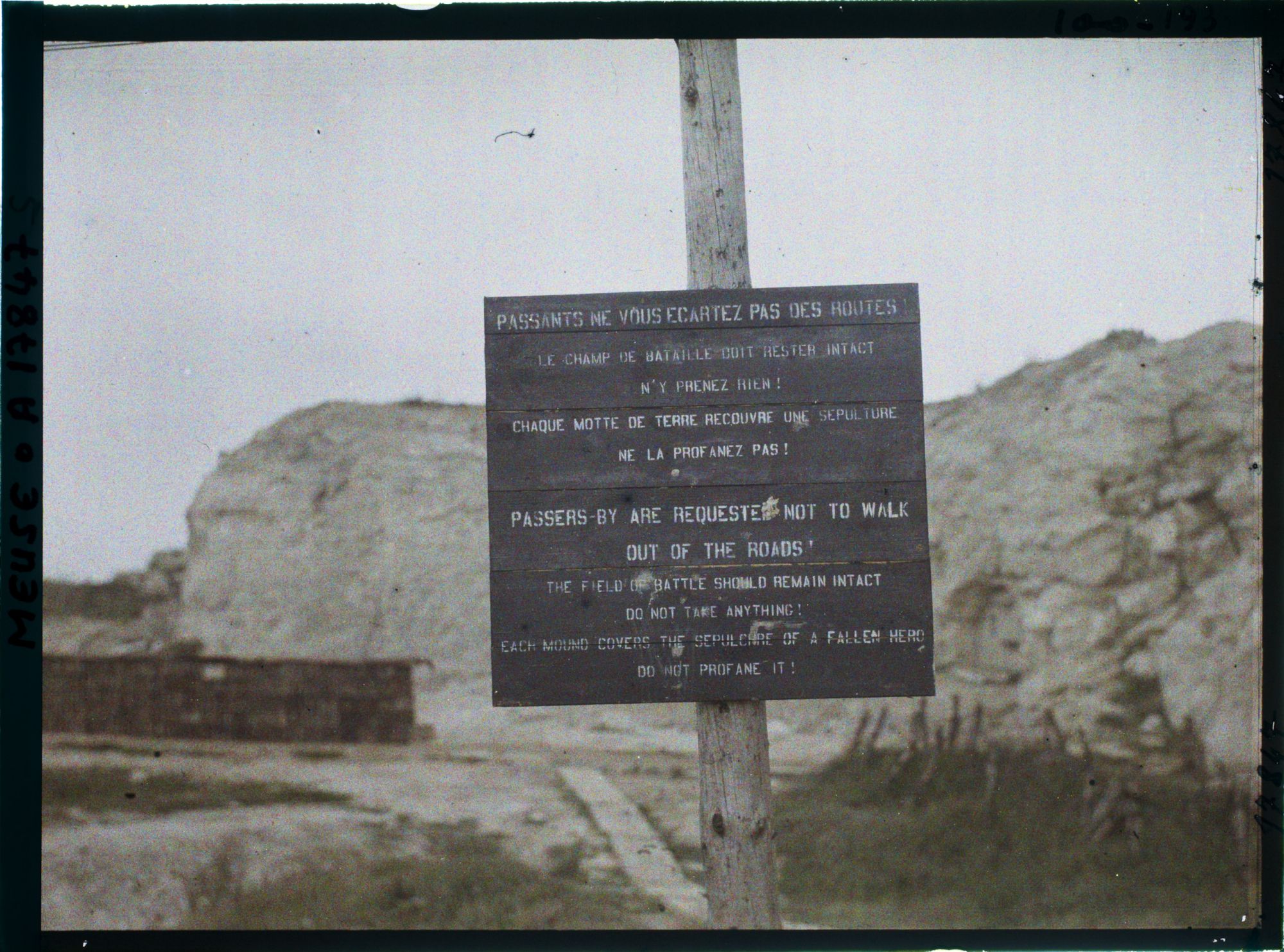 Image représentant France, Fort de Douaumont, Fort de Douaumont - Petite Coupole d'observation Un écriteau à l'entrée du fort