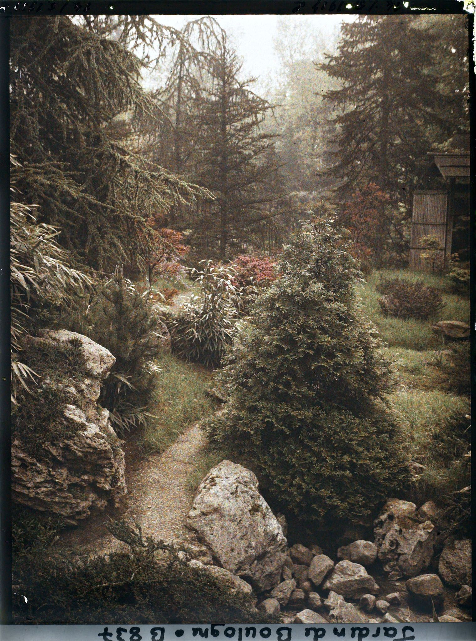 Image représentant Chemin du " sanctuaire japonais " menant par la gauche, à la porte d'accès du " village japonais "