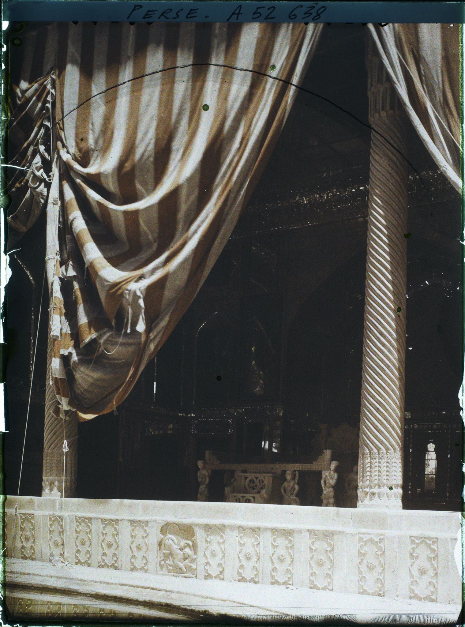 Image représentant Dans l'Arg (la citadelle royale), la salle du Takht-e-Marmar (Trône de marbre) dans la cour des jets d'eau