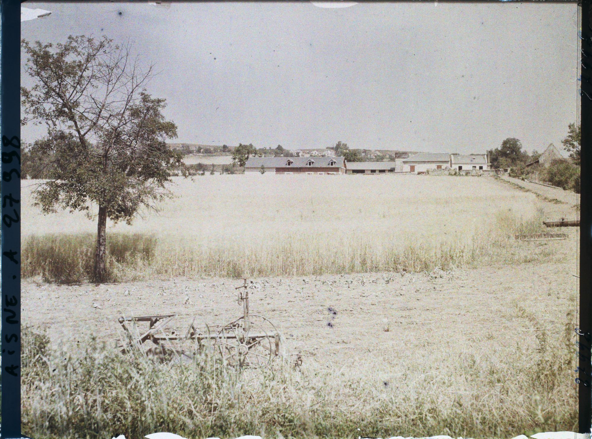Image représentant France, Pasly, Entrée Sud du Village, ferme reconstruite et Champ de blé