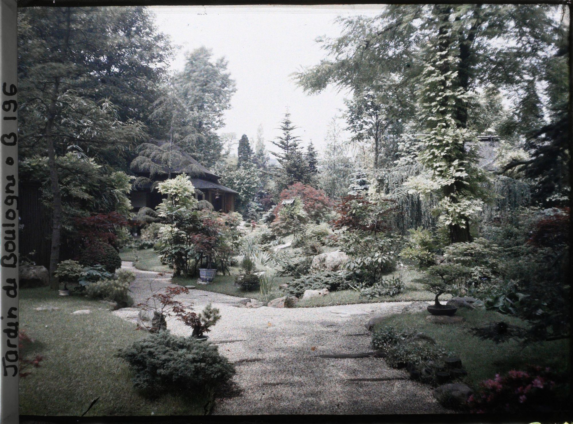 Image représentant Le " village japonais " vu depuis son entrée, côté jardin anglais