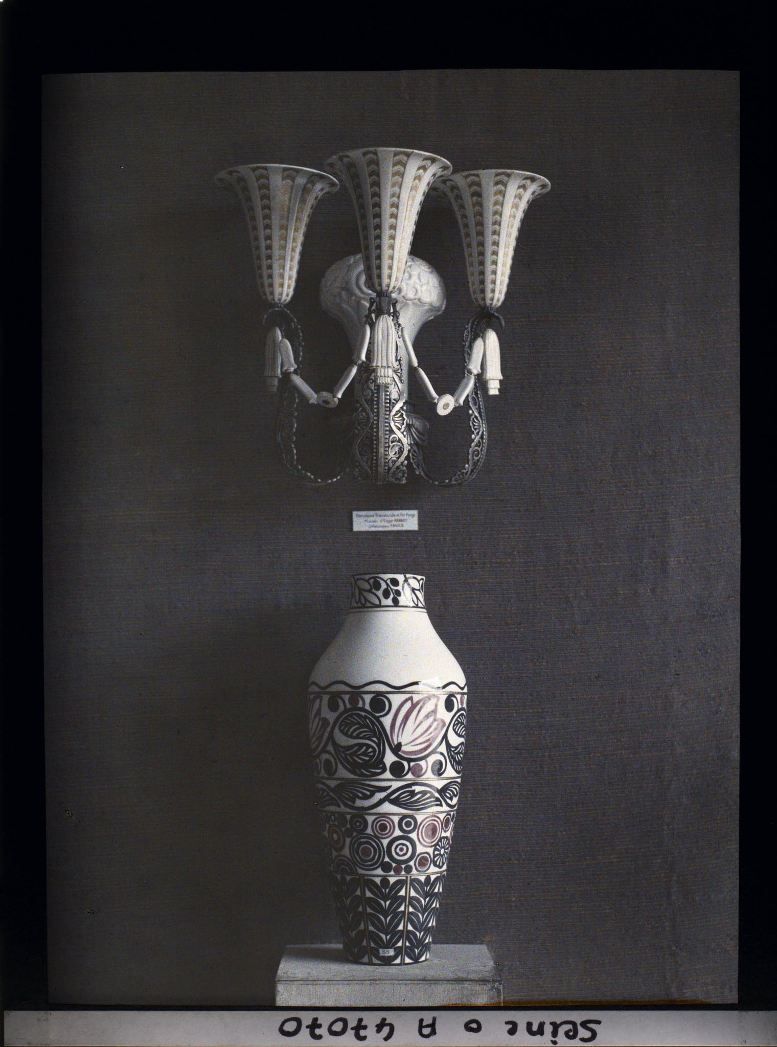 Image représentant L'Exposition des arts décoratifs, Manufacture Nationale de Sèvres, vase et applique en porcelaine