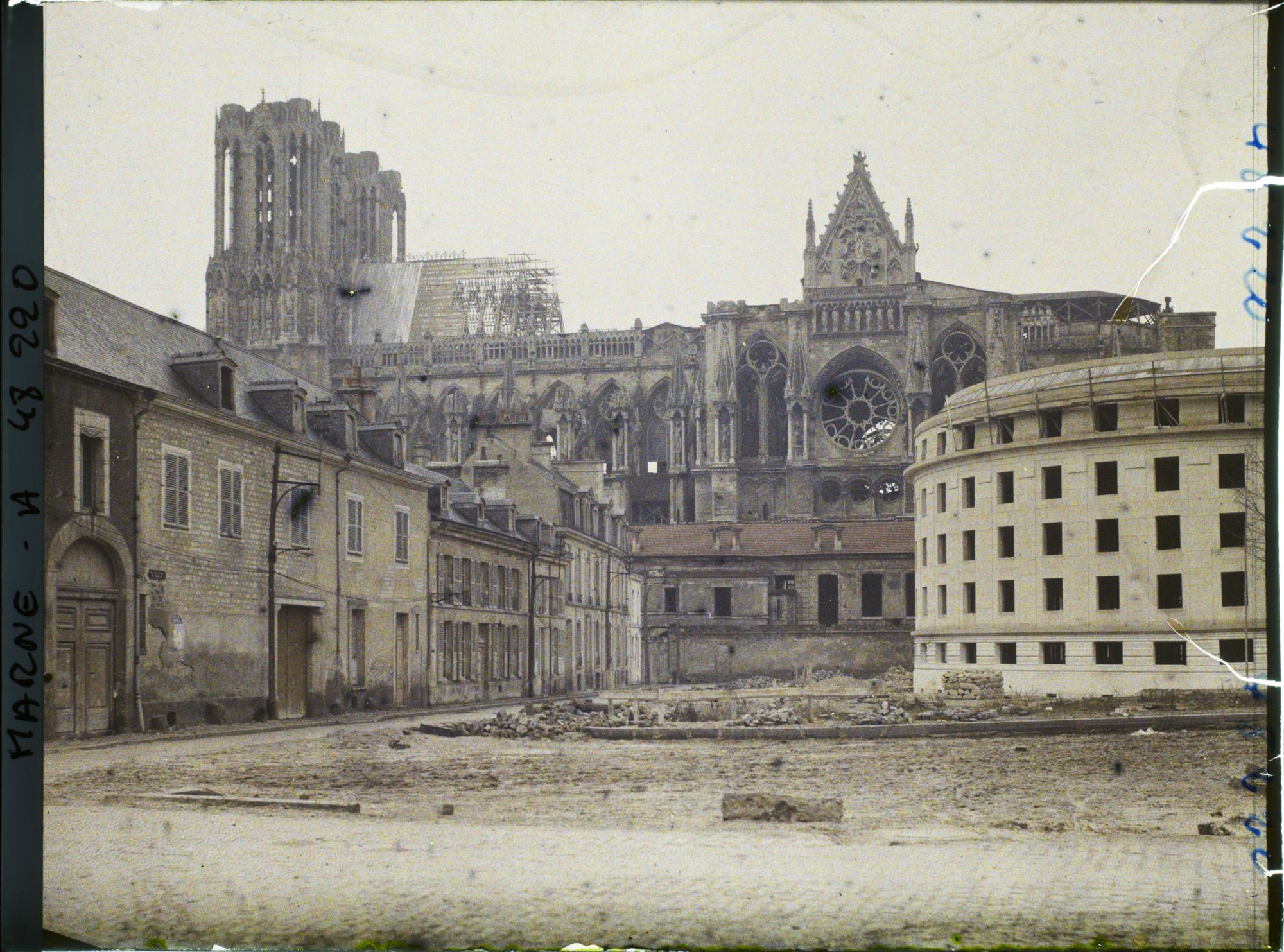 Image représentant France, Reims, Partie Orientale de la Cathédrale et Bibliothèque en Construction