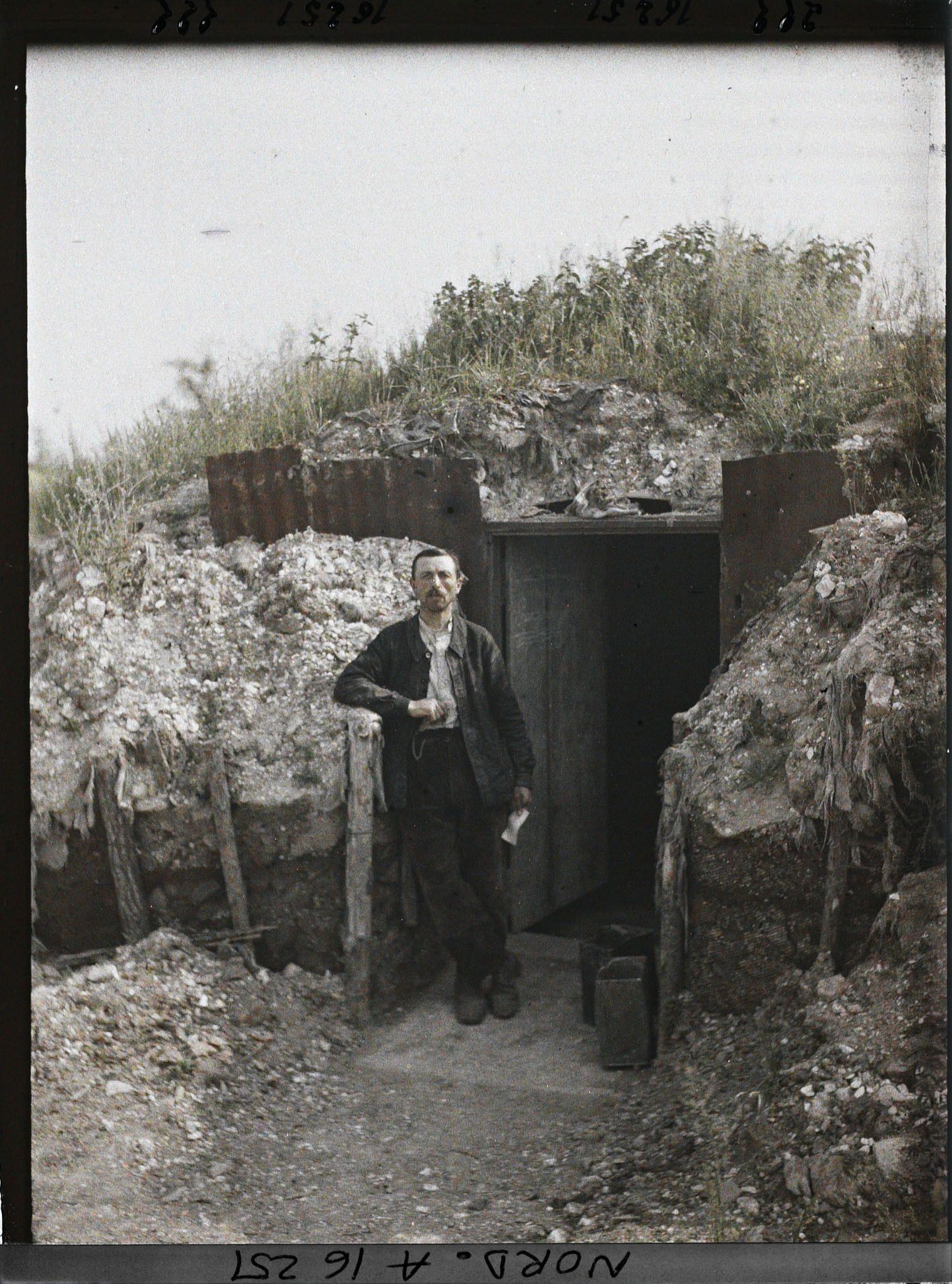 Image représentant France, Tilloy, Le même devant son habitation