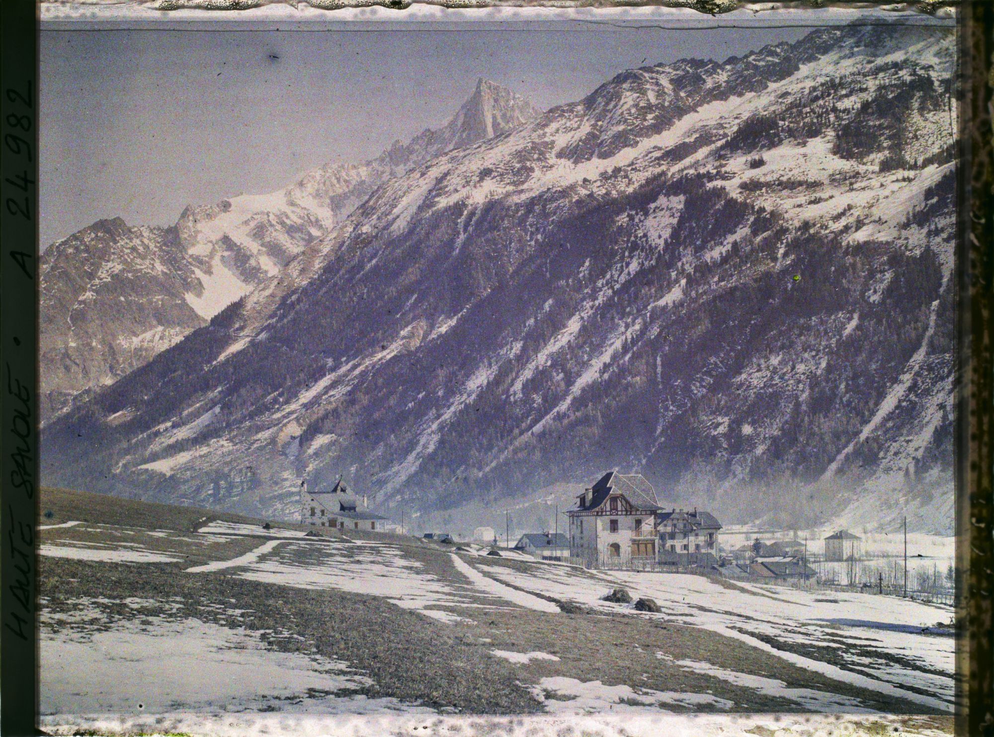 Image représentant Pecles, Vallée de Chamonix, Village des Pecles vu vers l'Aiguille du Dru