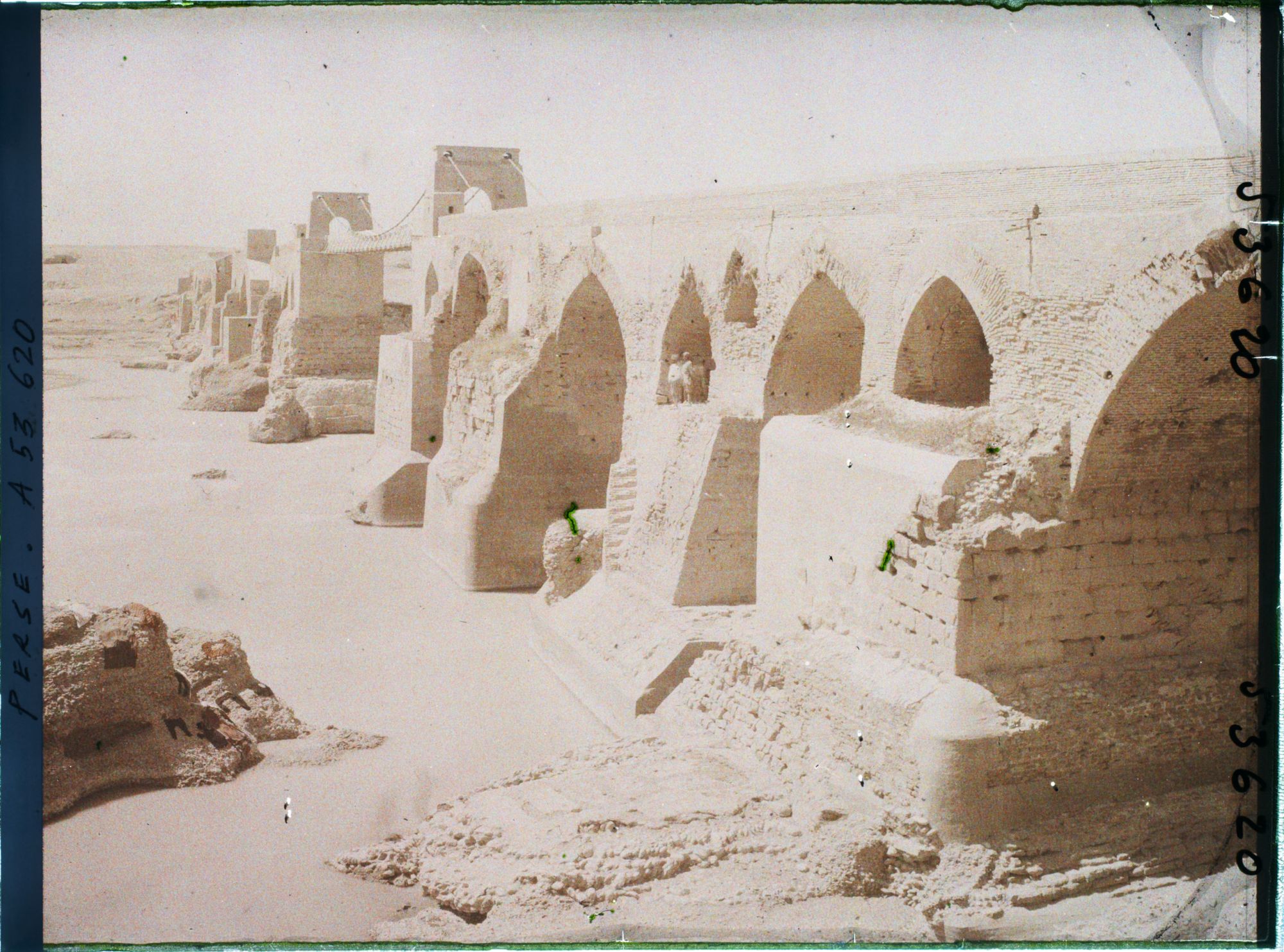 Image représentant Le grand pont sassanide (vers 260) ou "pont romain" sur la rivière Dez