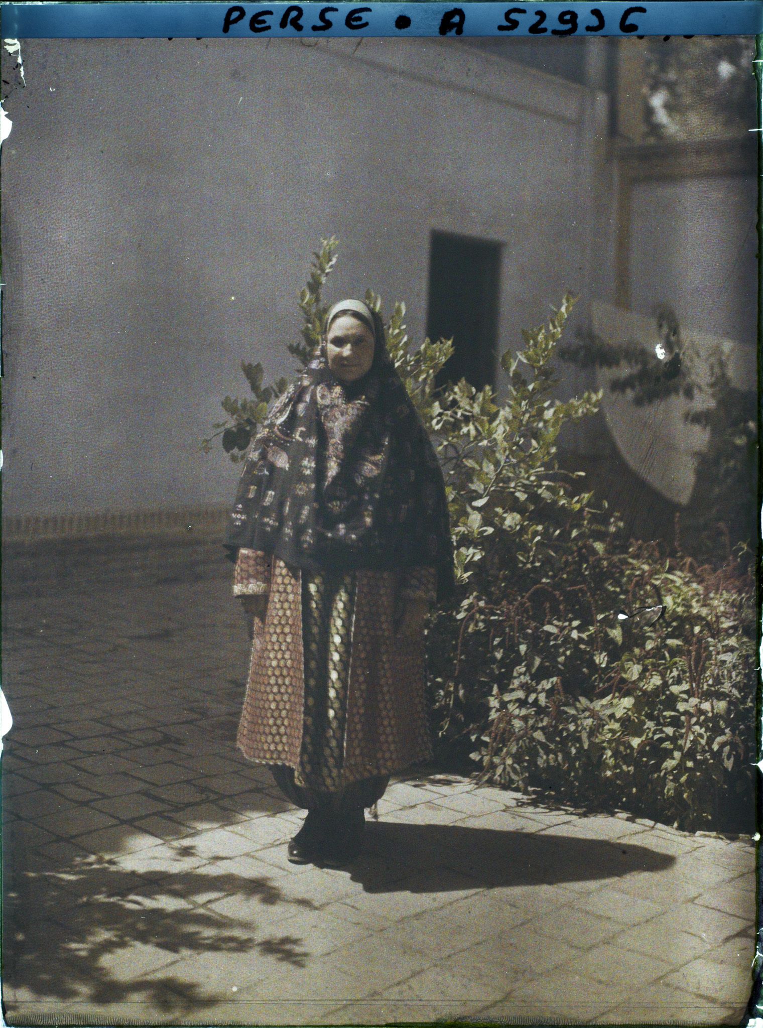 Image représentant Femme guèbre en costume traditionnel