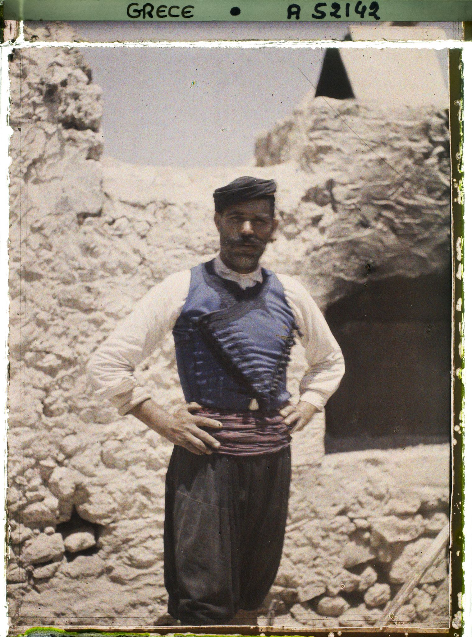 Image représentant Un Crétois à gilet croisé et brodé bleu