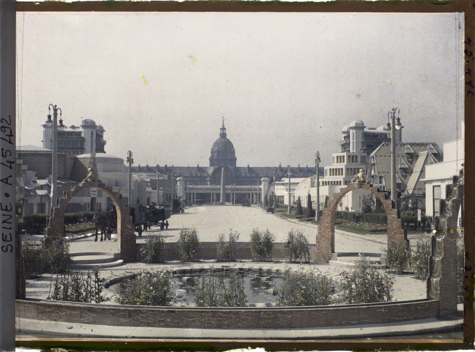 Image représentant L'Exposition des arts décoratifs, Jardin des Nymphéas sur l'esplanade des Invalides, devant le Pavillon de Sèvres