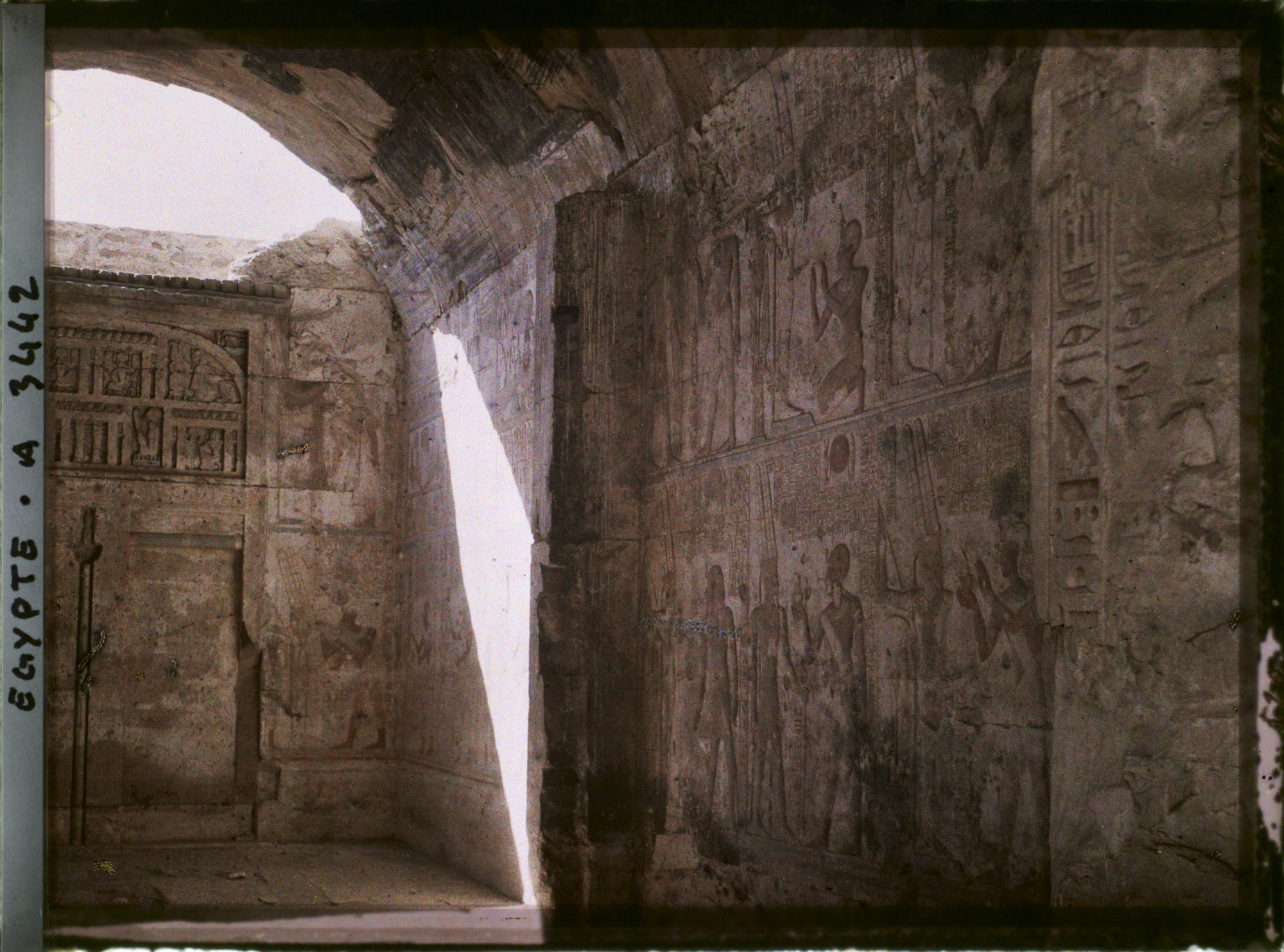 Image représentant Intérieur de la chapelle d'Isis dans le temple de Sethi Ier