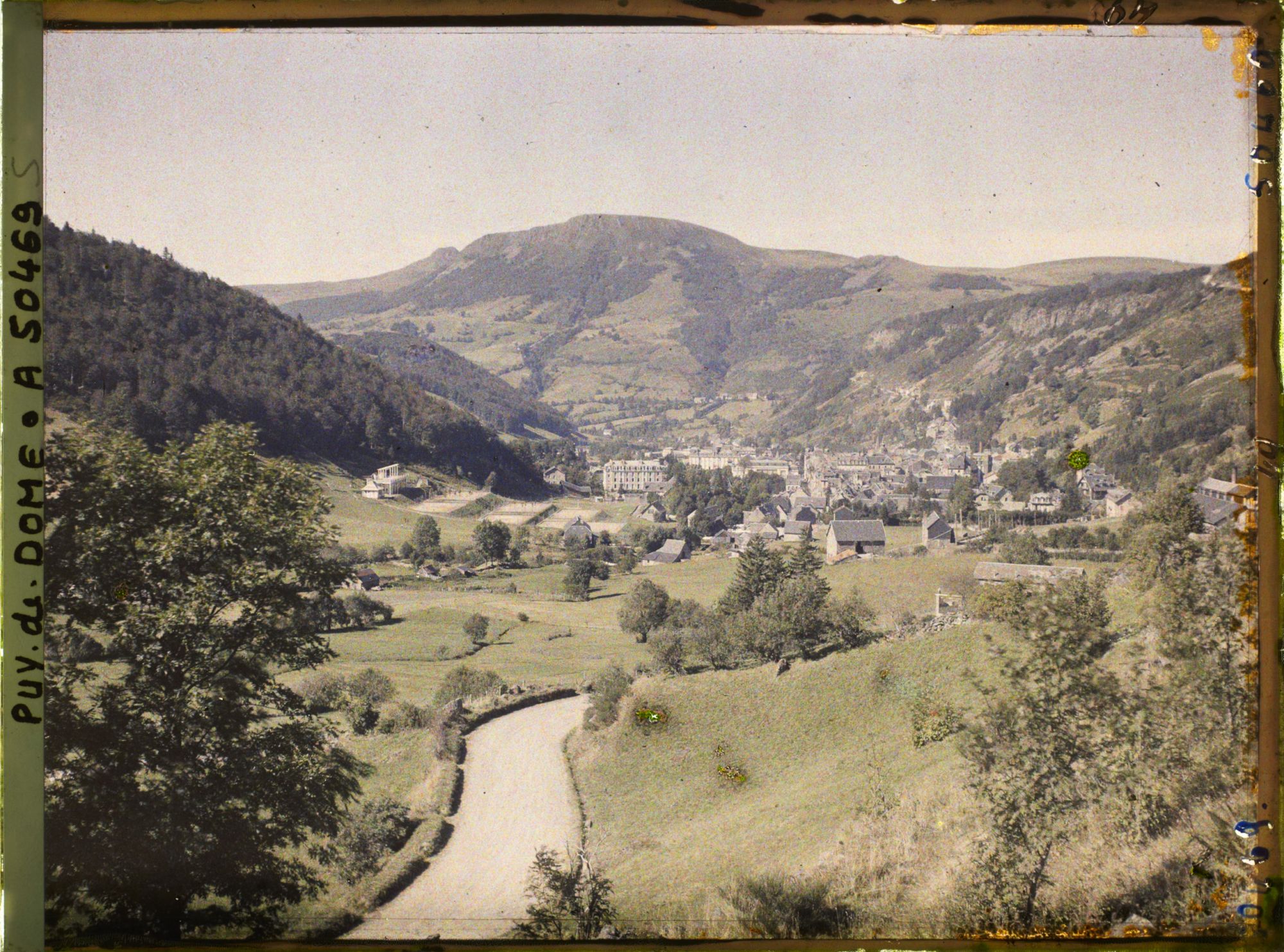 Image représentant France, Mont-Dore, La Ville - au fond le Puy Gros (1482 m.)