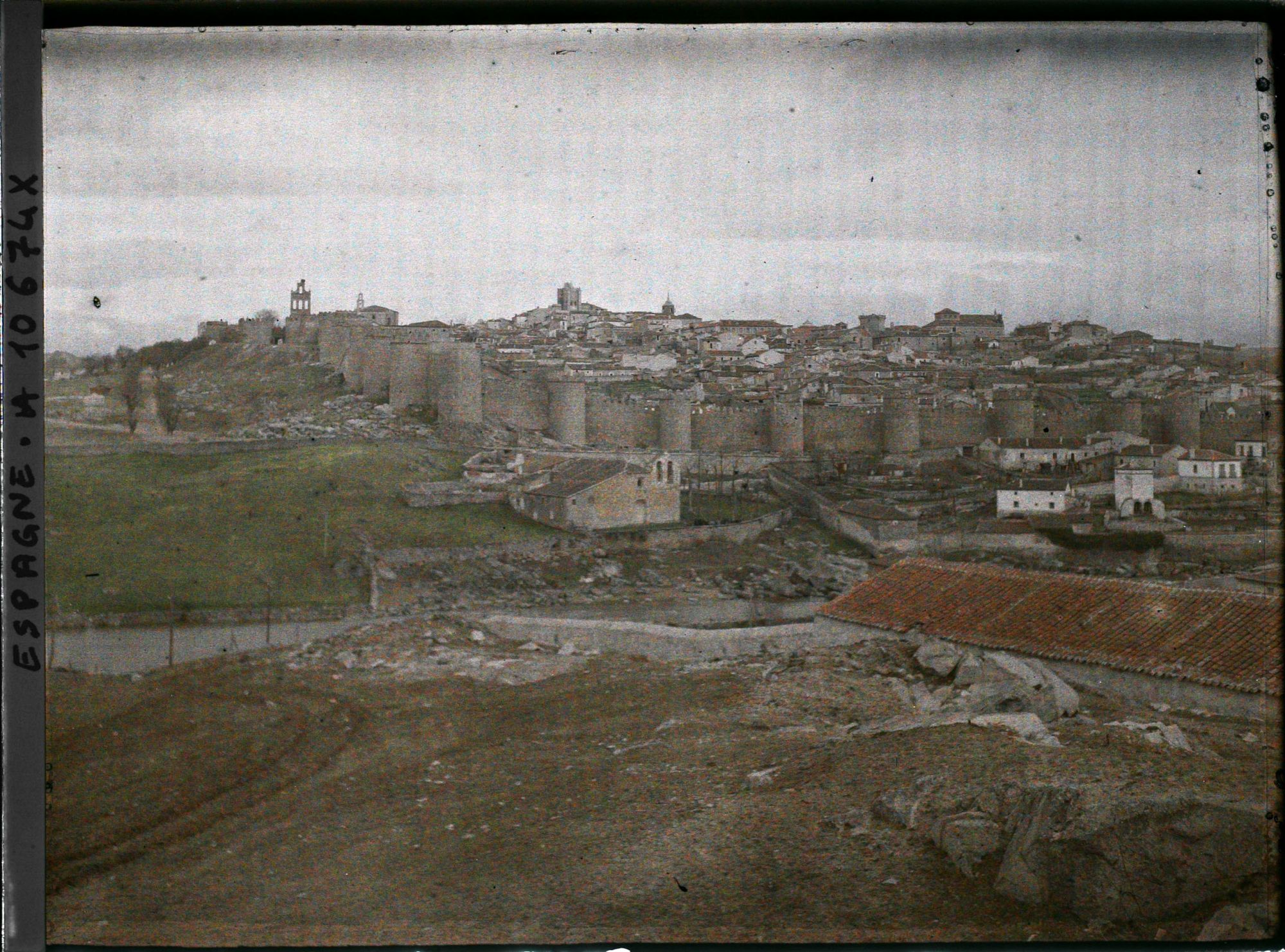 Image représentant Espagne, Avila, Vue prise de la Cruz de los Cuatro postes à l'ouest d'Avila sur tout l'ensemble