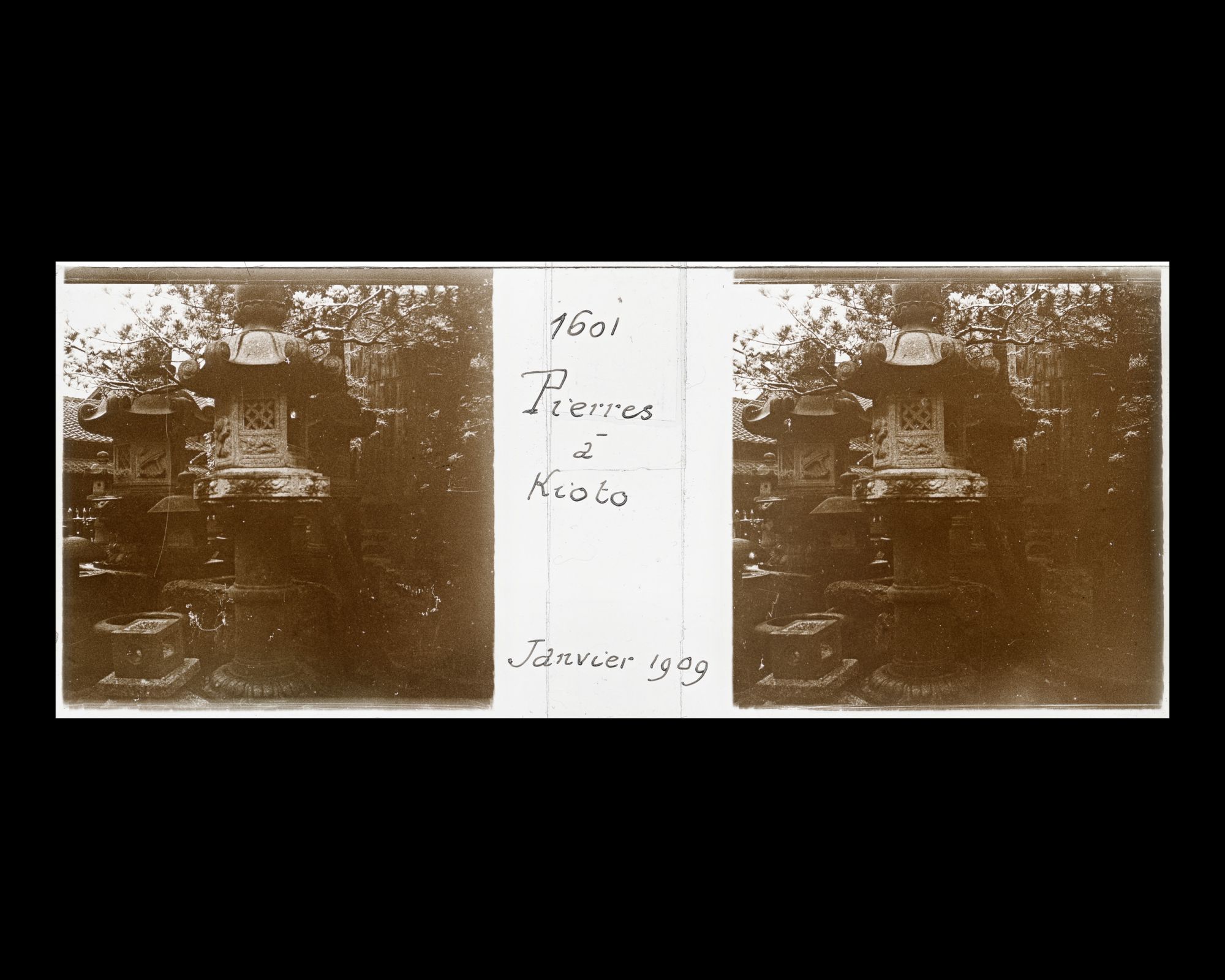 Image représentant Lanternes de pierre dans un temple