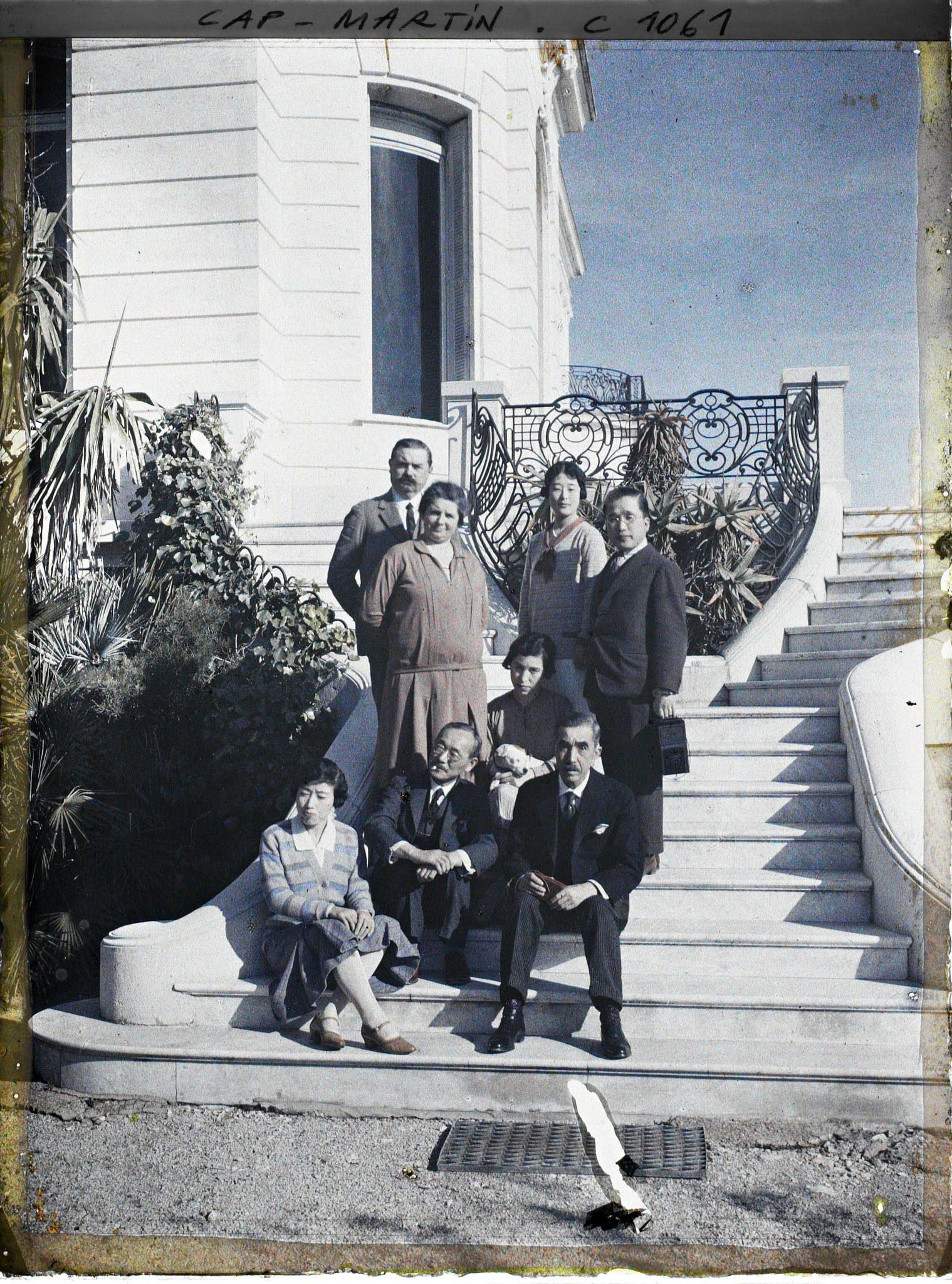 Image représentant Les époux Quigrat, intendants du domaine d'Albert Kahn, avec le prince et la princesse de Corée invités par Albert Kahn (avec leur suite, assise)