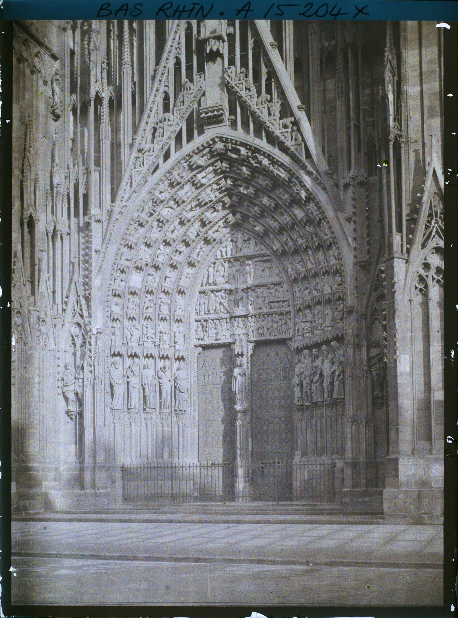 Image représentant France Alsace, Strasbourg, Le porche Central de la Cathédrale