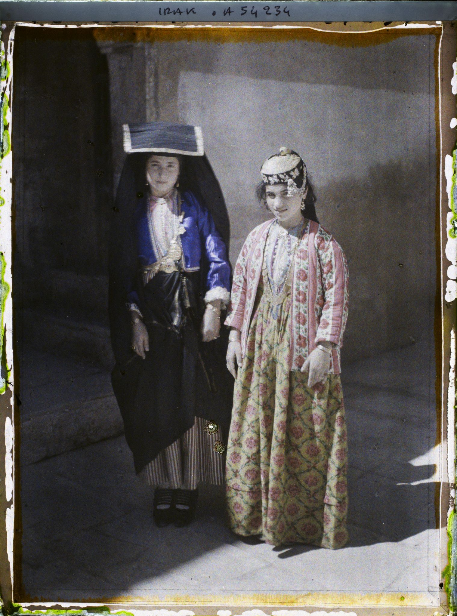 Image représentant Jeunes chrétiennes en costume