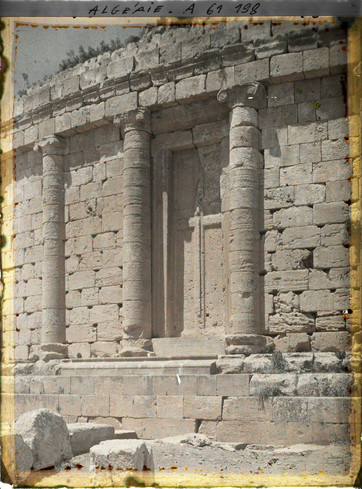 Image représentant Une fausse porte sur la façade Est du tombeau de la Chrétienne