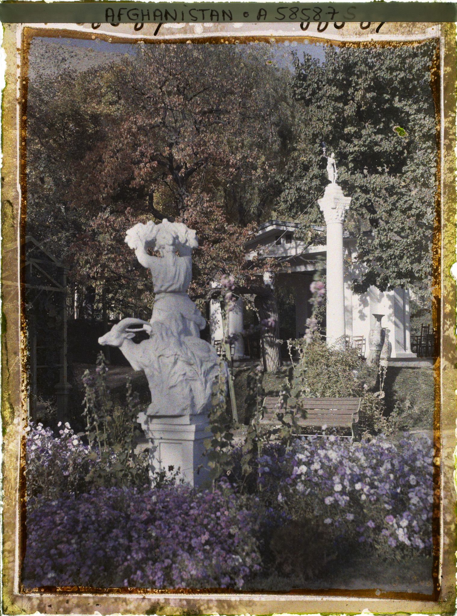 Image représentant Dans le Jardin du Palais royal (Bâlâ Bagh, "jardin d'en haut"), le rond-point devant le pavillon